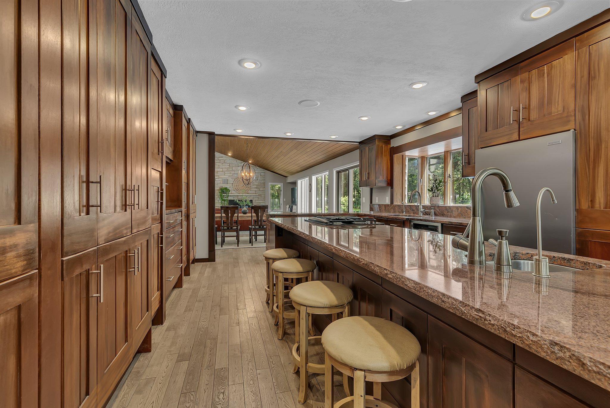 825 Meadowlawn Court