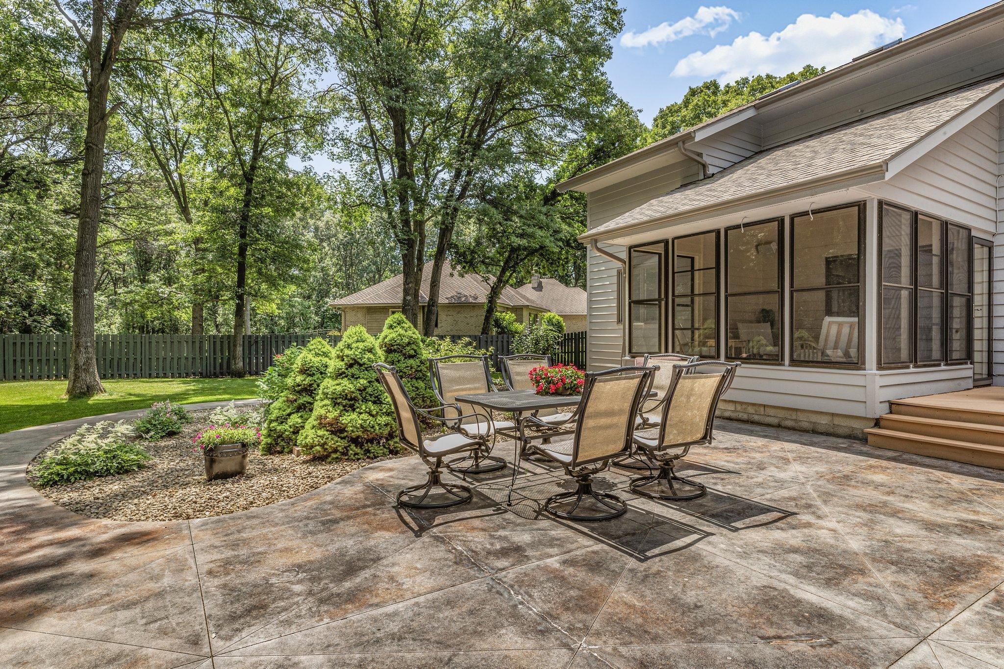 825 Meadowlawn Court