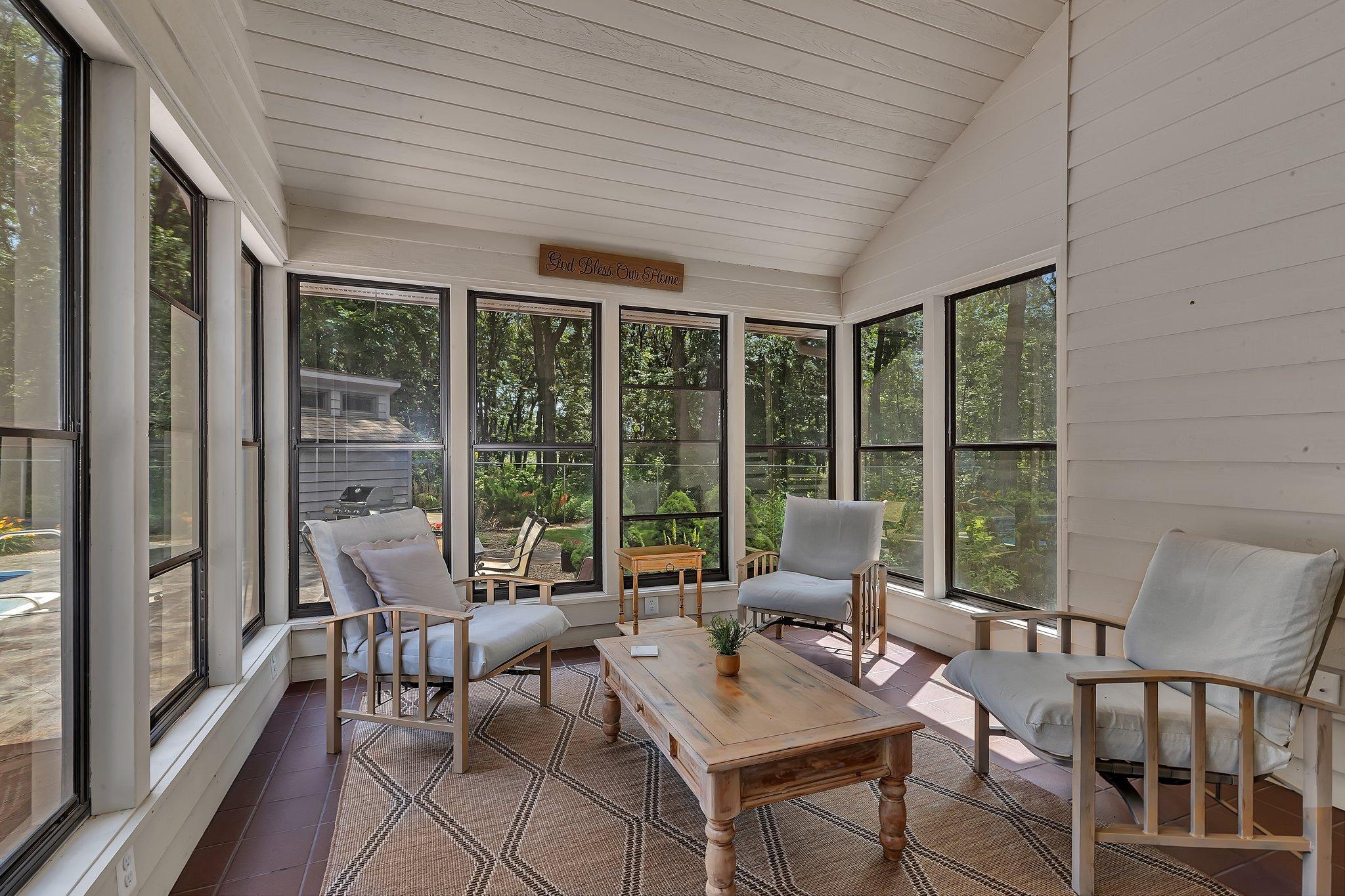 825 Meadowlawn Court