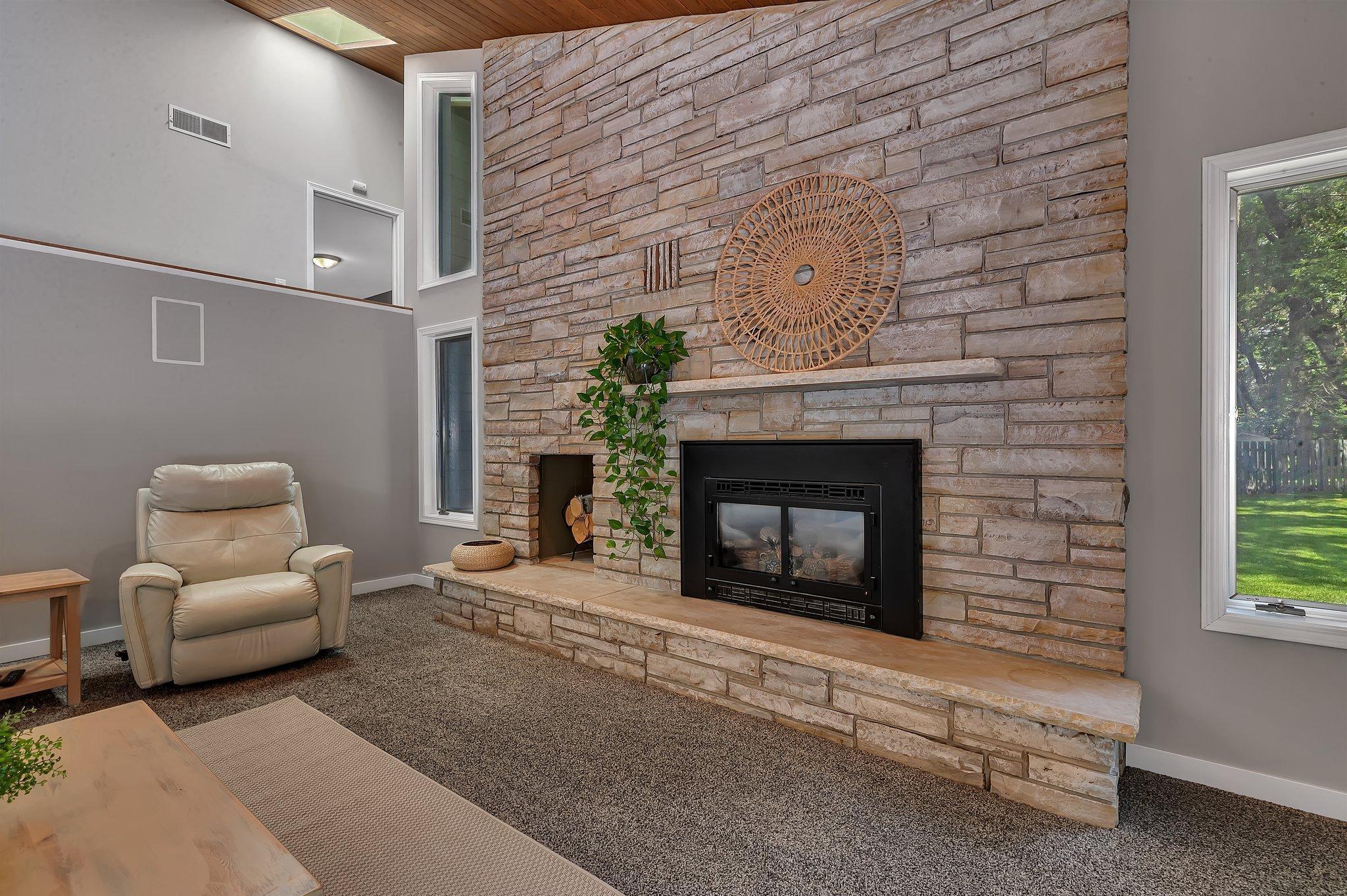 825 Meadowlawn Court
