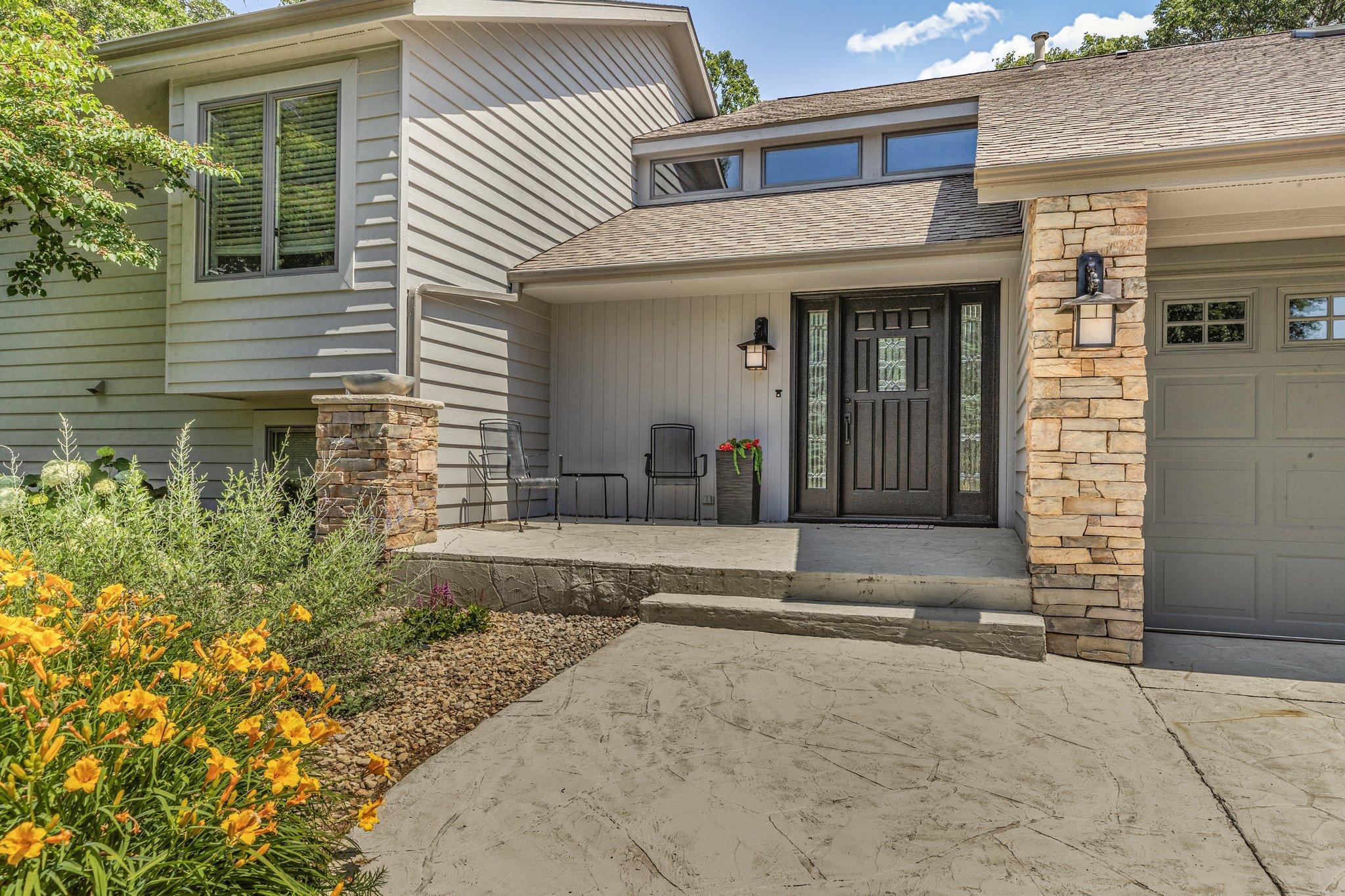 825 Meadowlawn Court