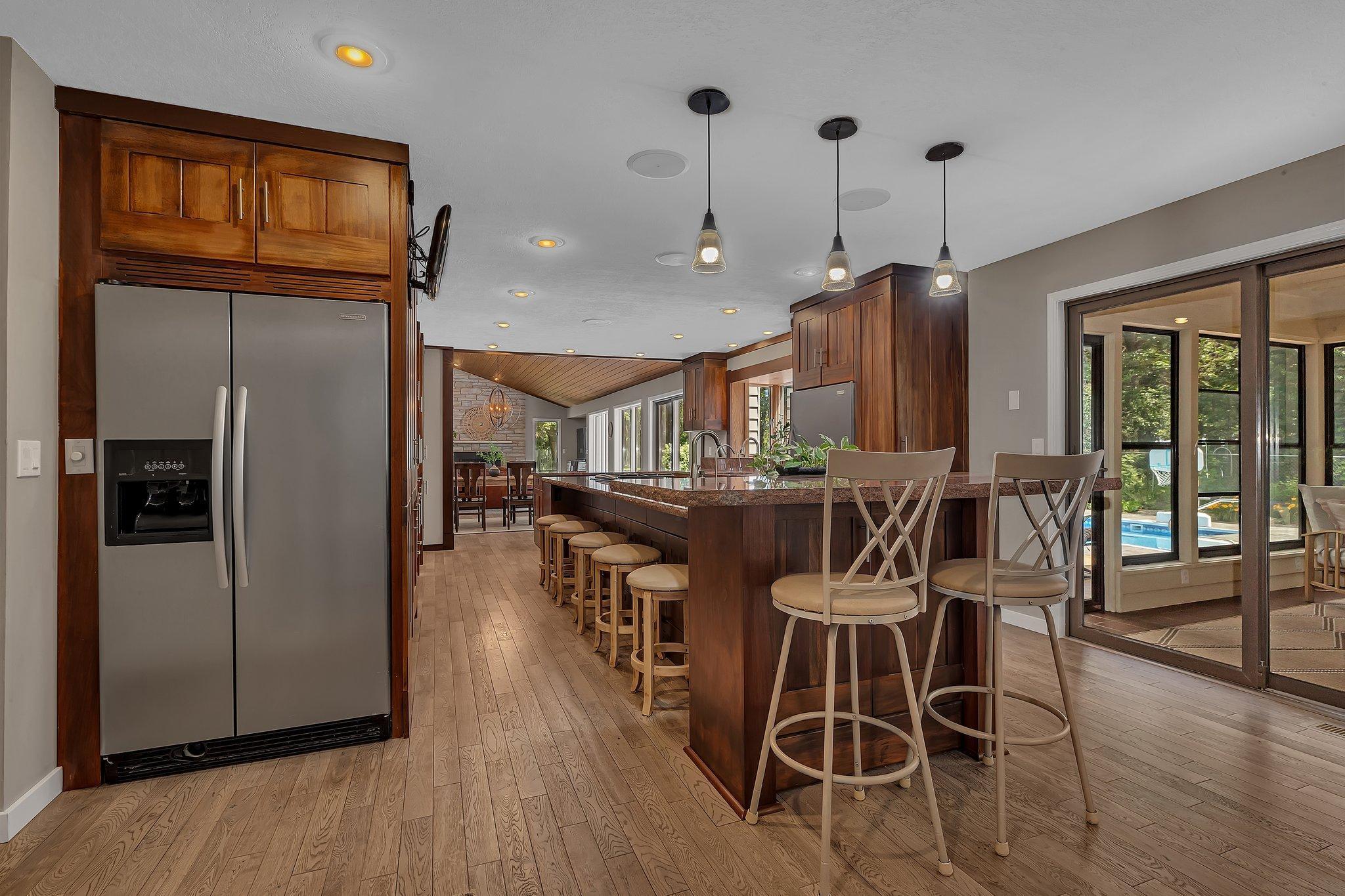 825 Meadowlawn Court