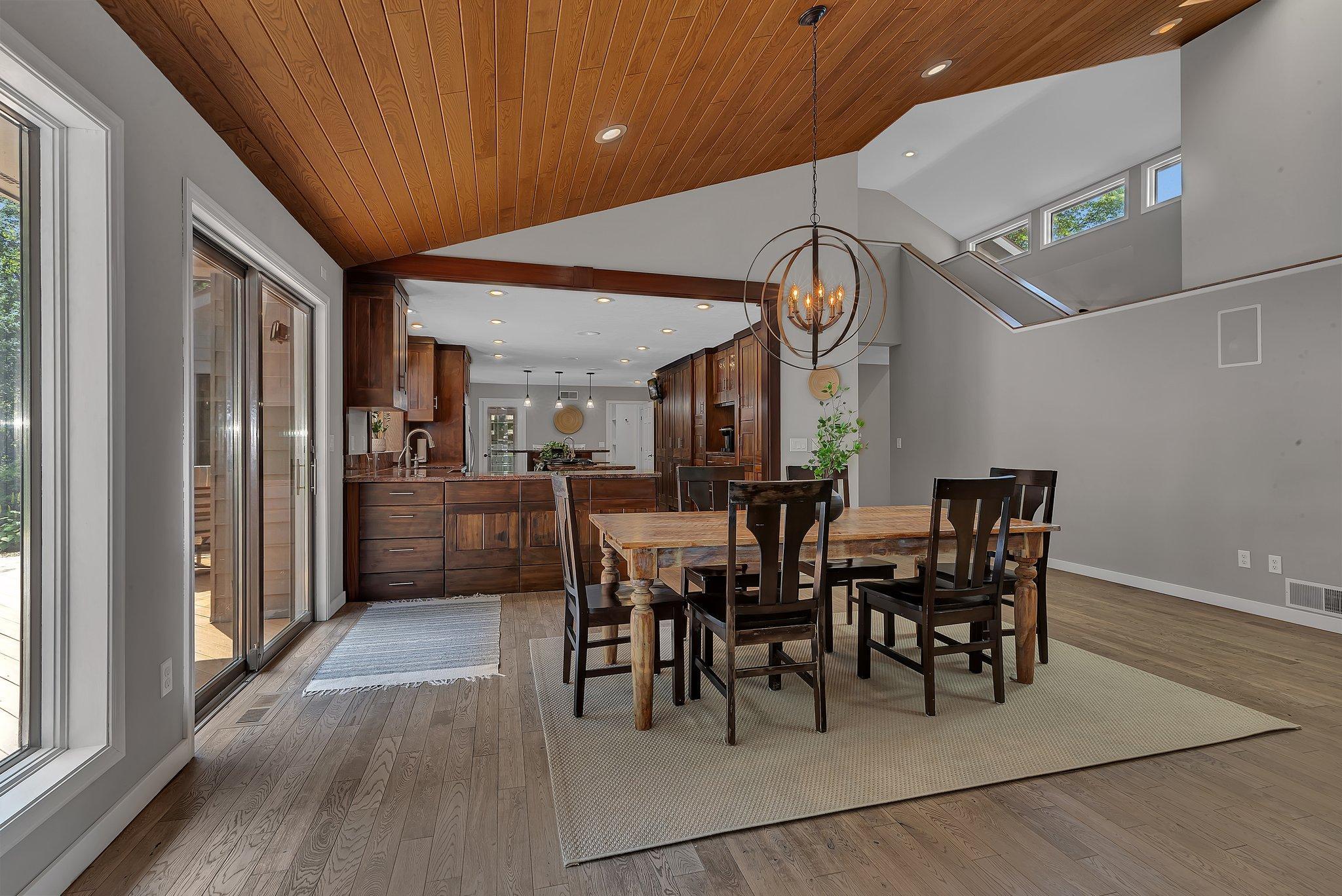 825 Meadowlawn Court