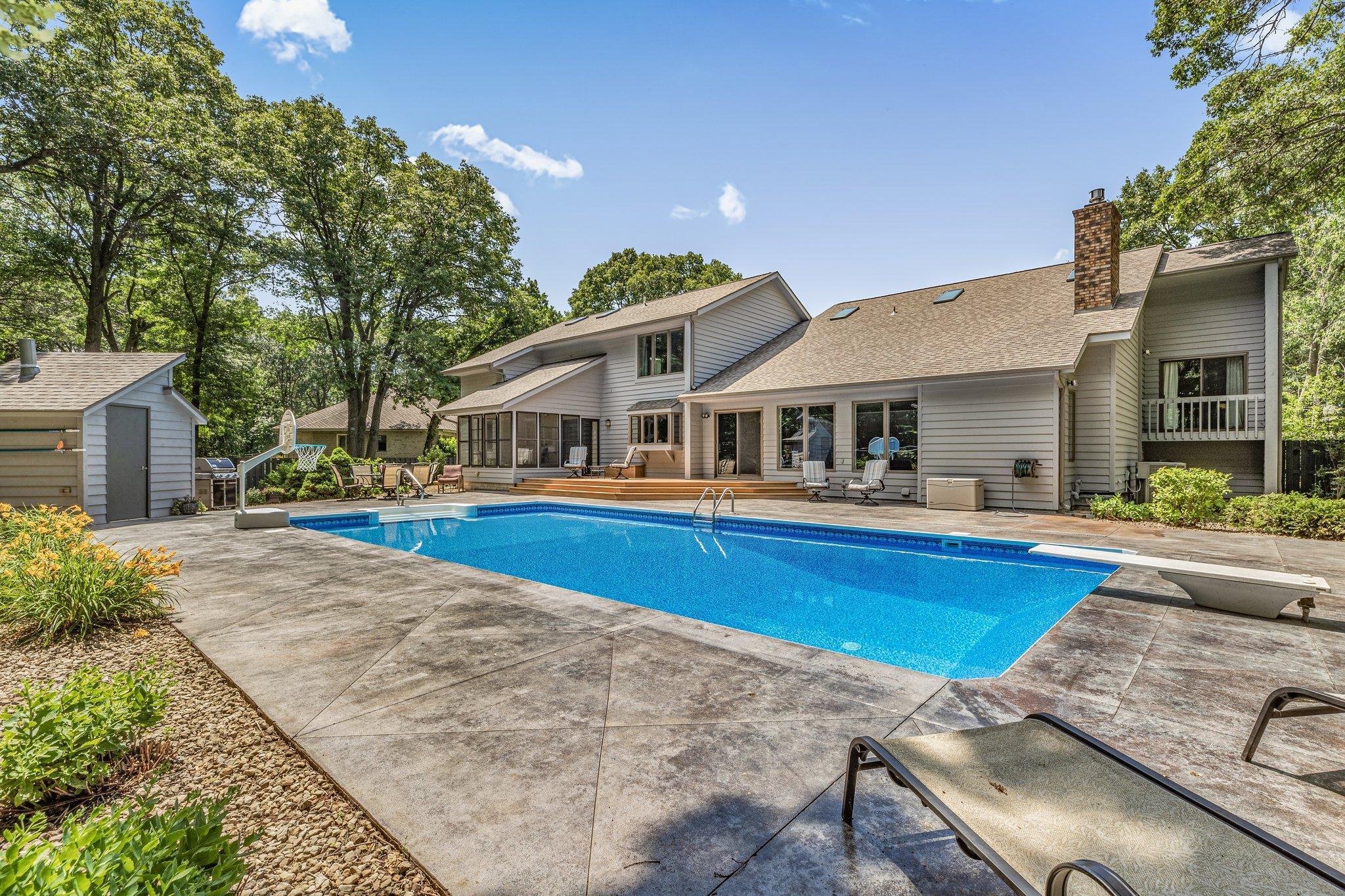 825 Meadowlawn Court