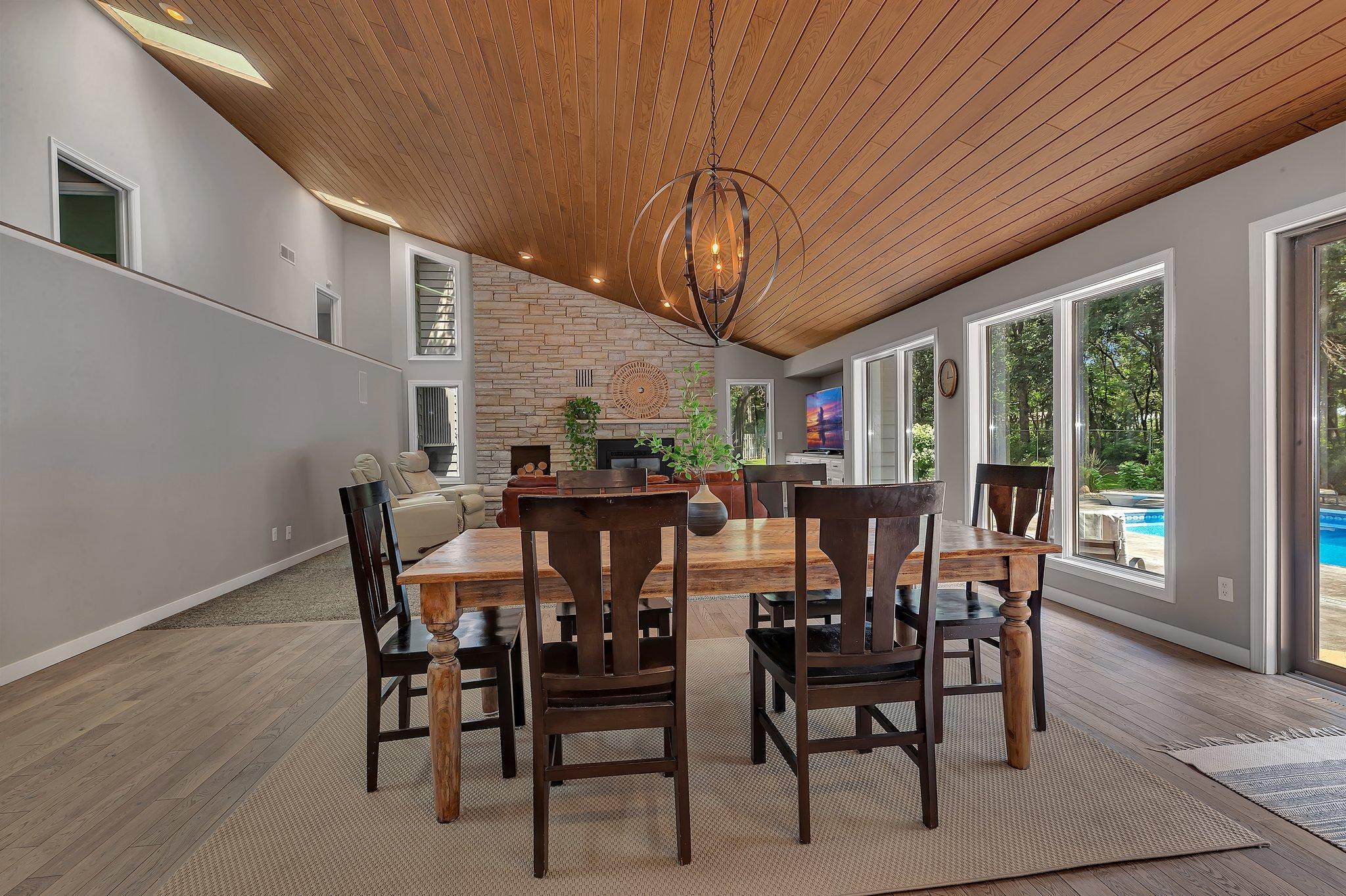825 Meadowlawn Court