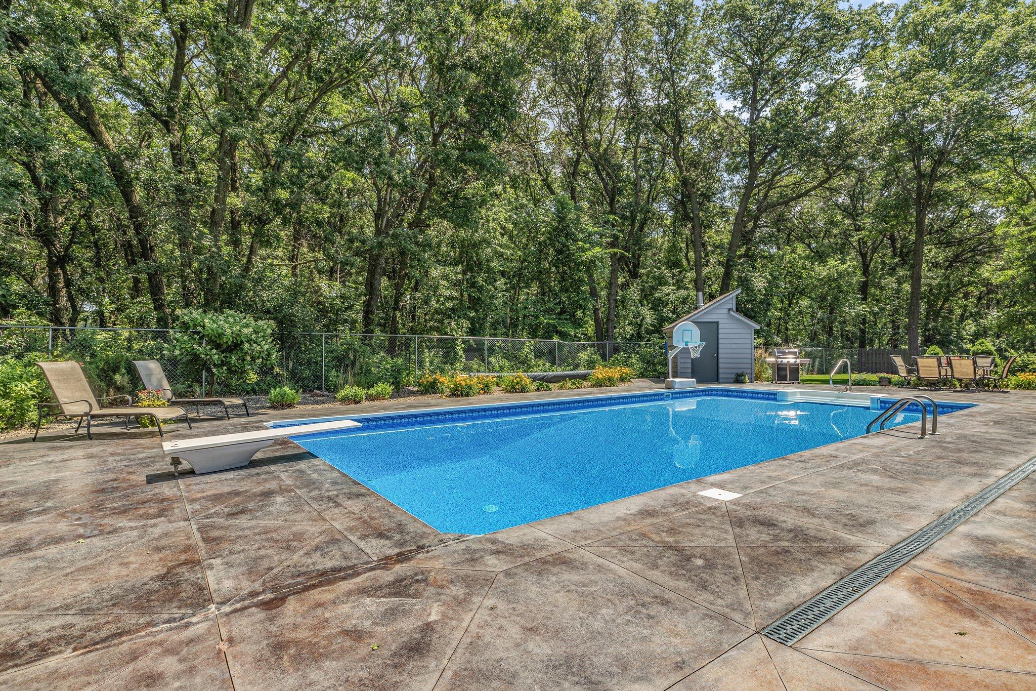 825 Meadowlawn Court