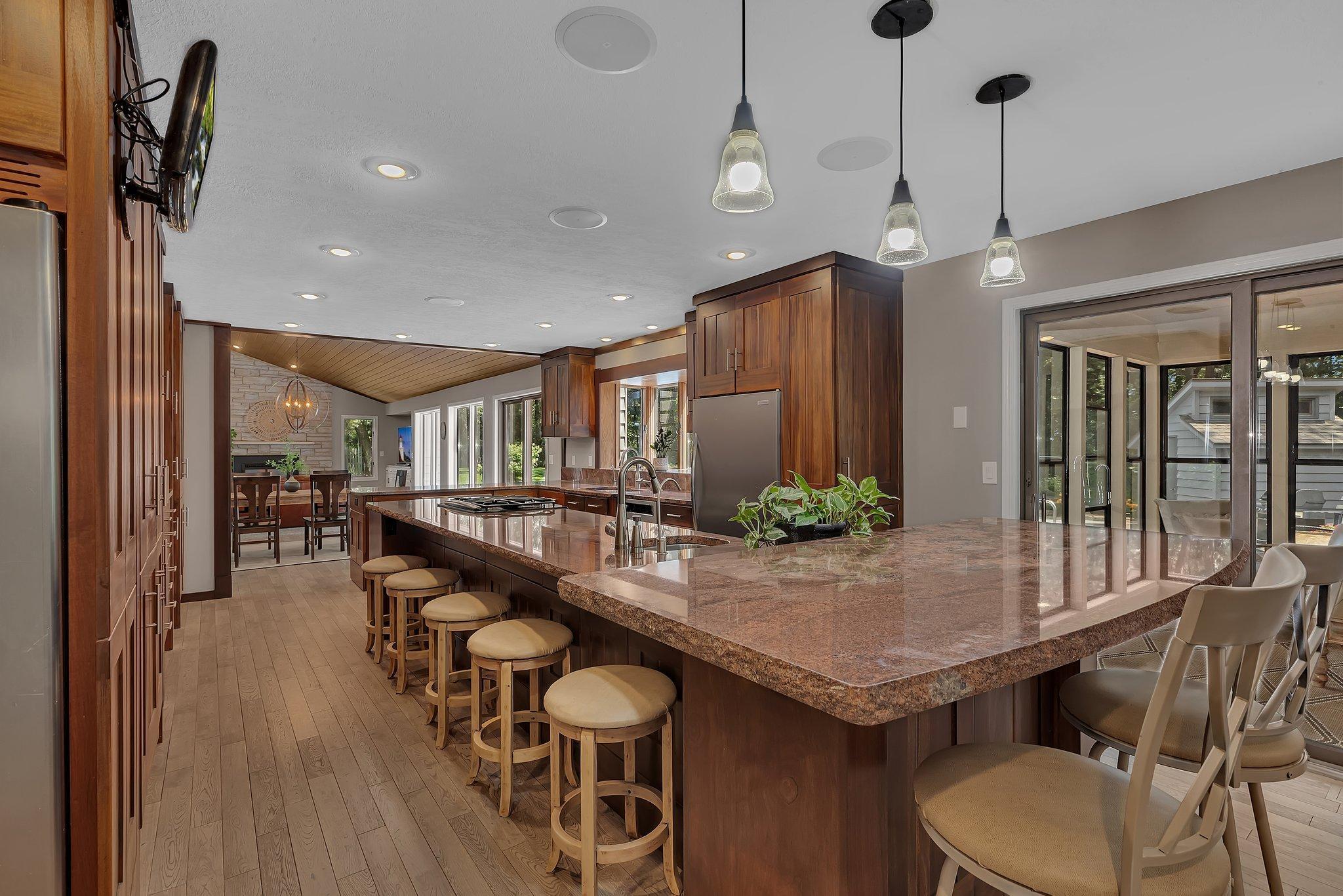 825 Meadowlawn Court