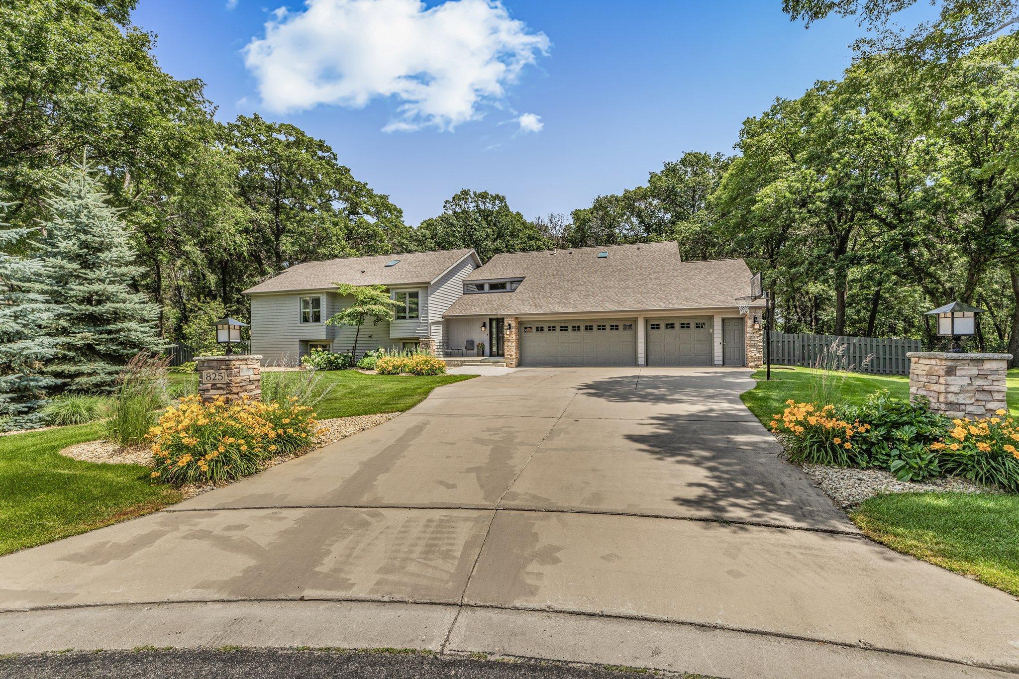 825 Meadowlawn Court