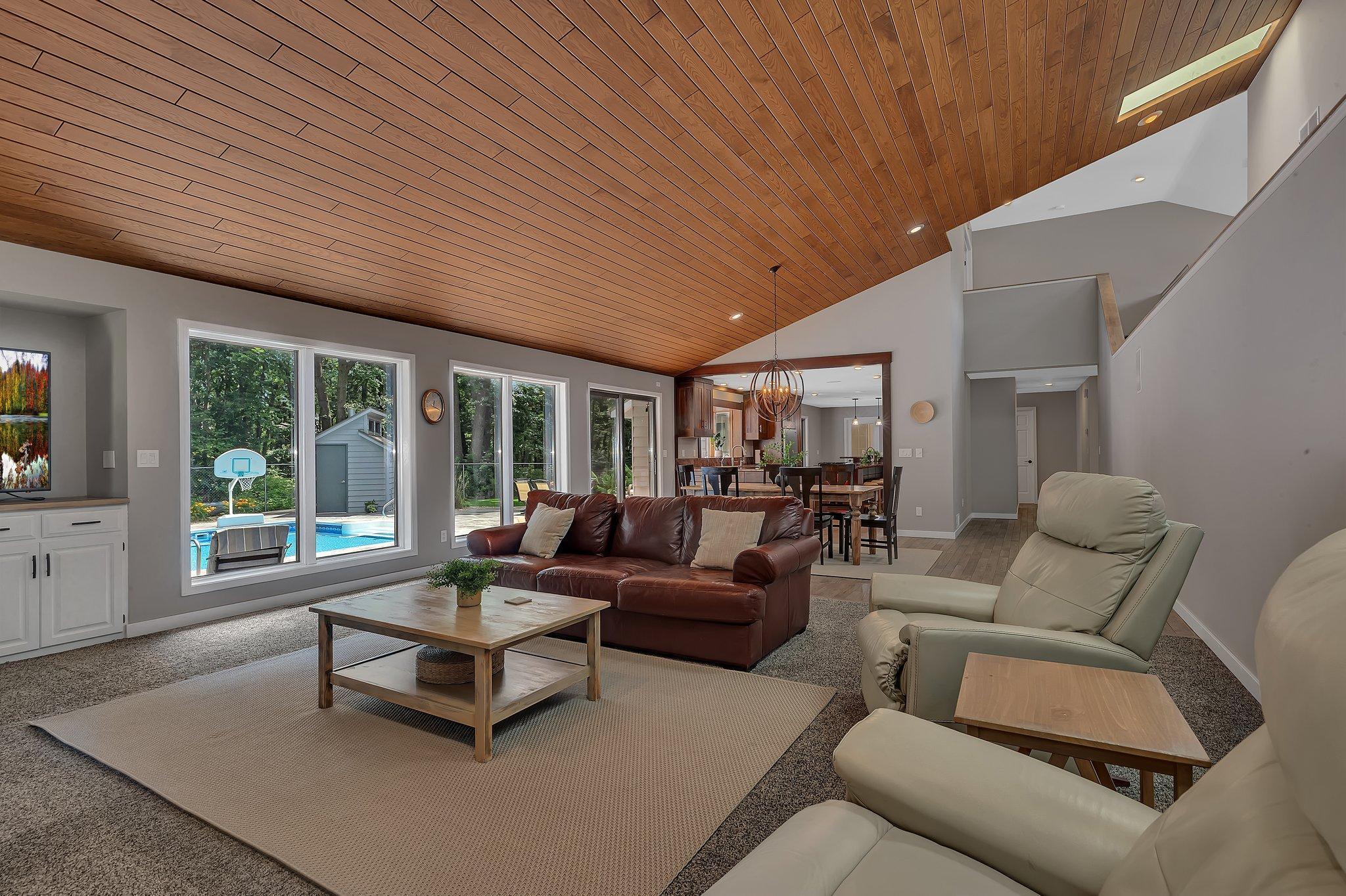 825 Meadowlawn Court