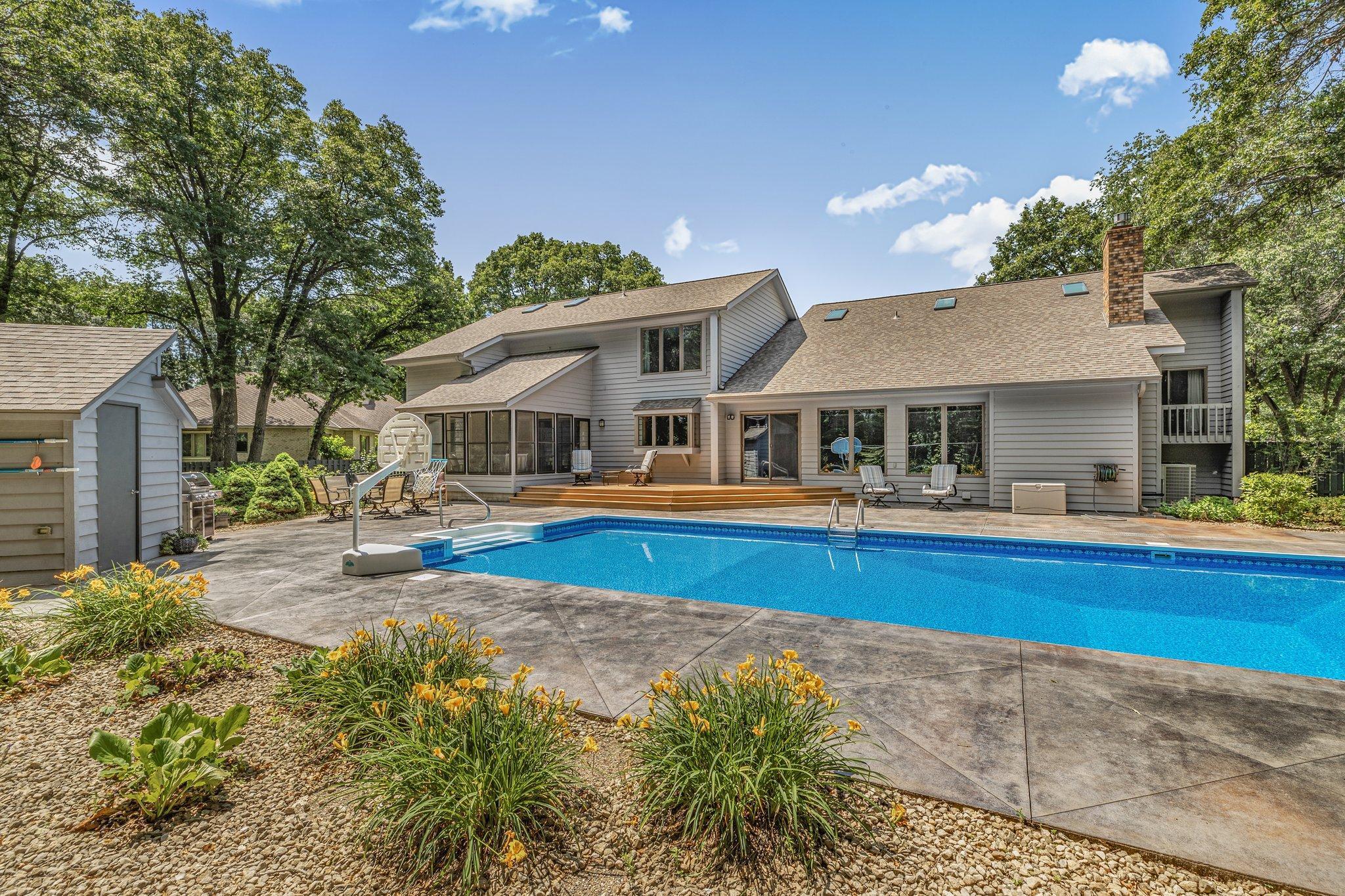 825 Meadowlawn Court
