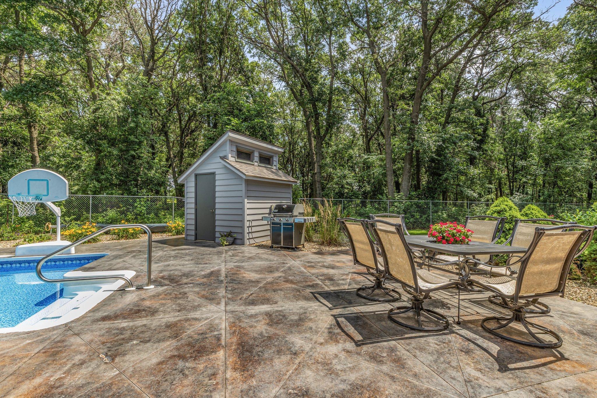 825 Meadowlawn Court