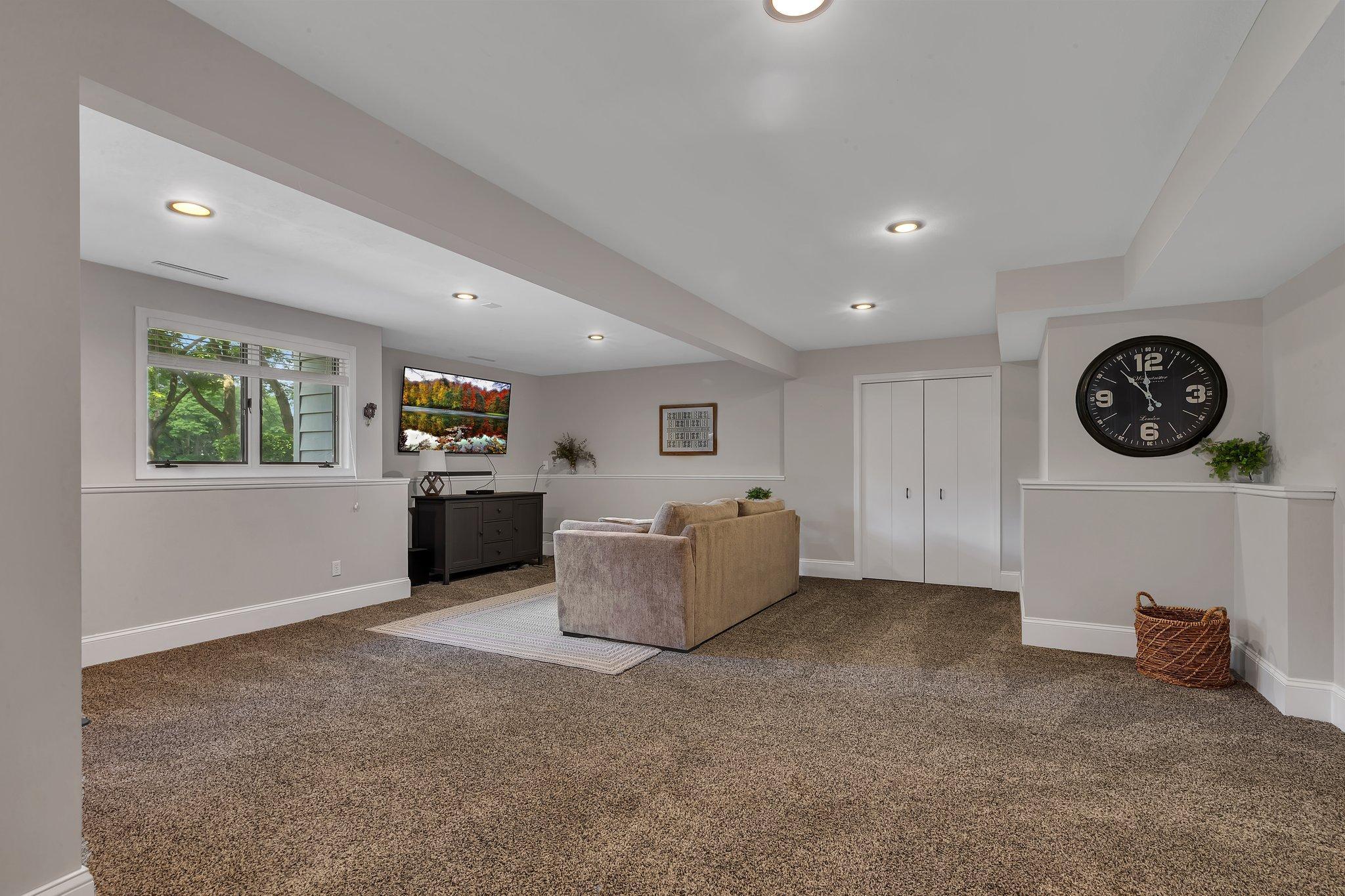 825 Meadowlawn Court