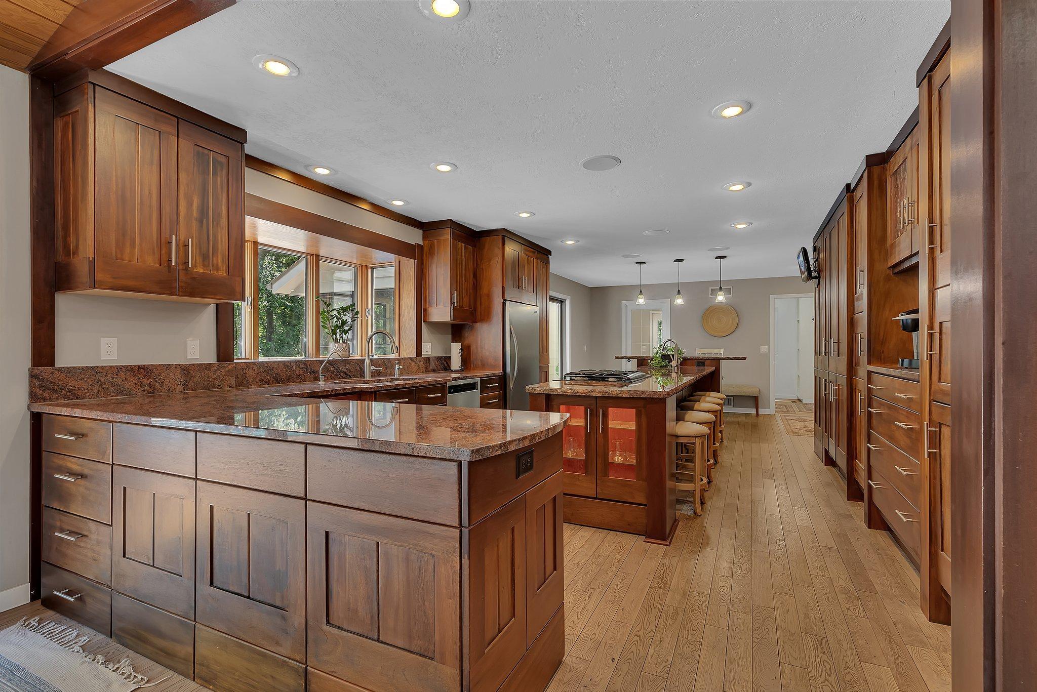 825 Meadowlawn Court
