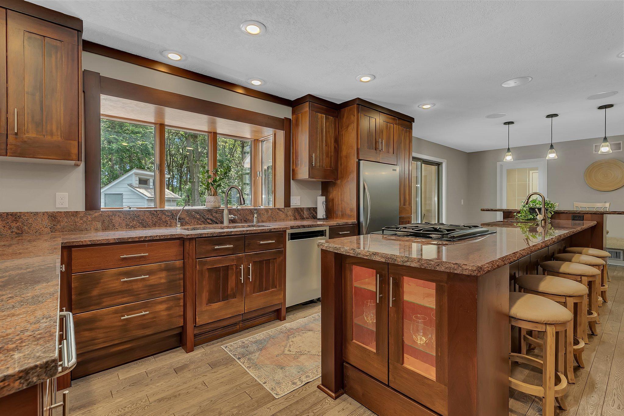 825 Meadowlawn Court