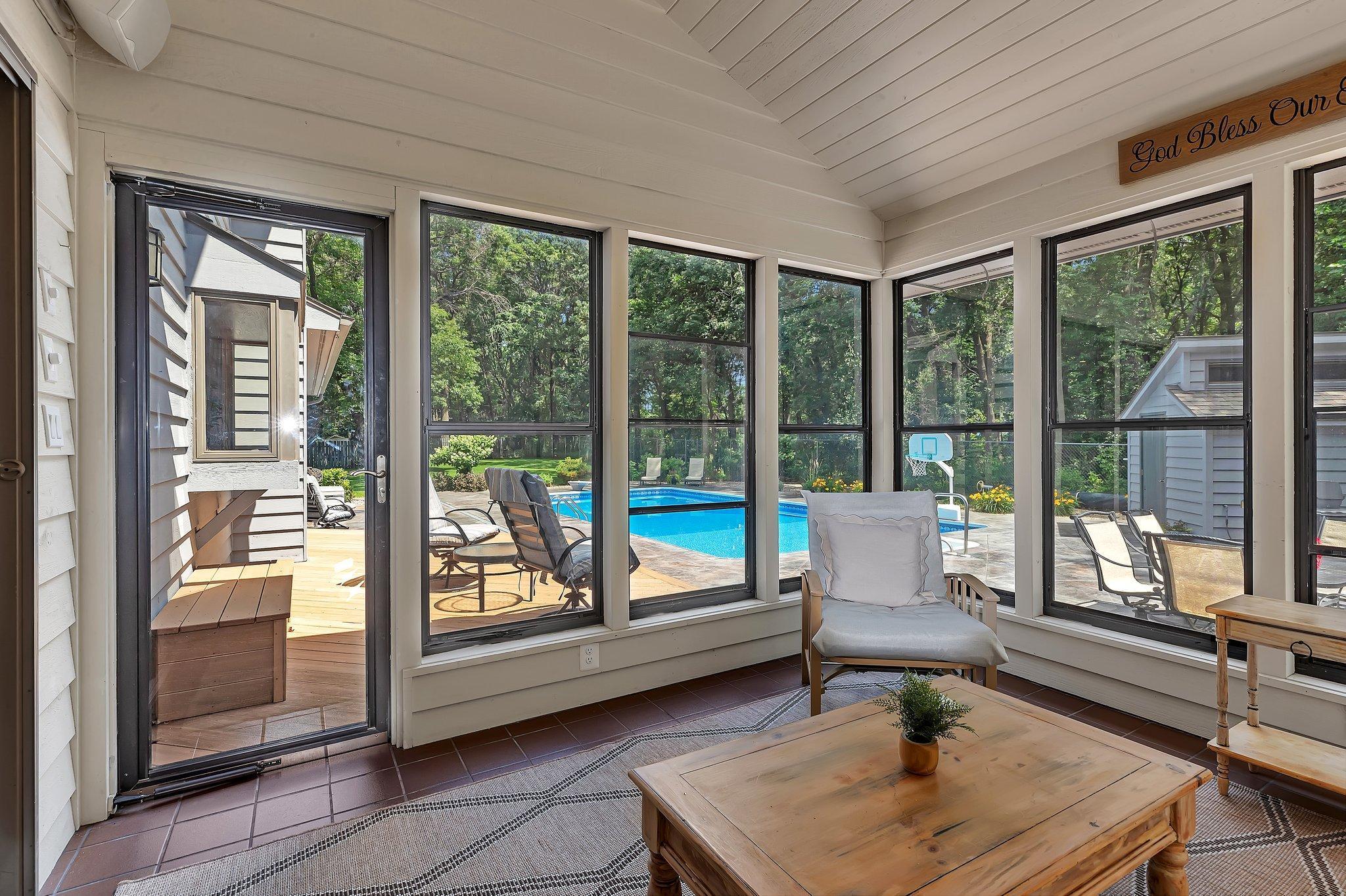 825 Meadowlawn Court