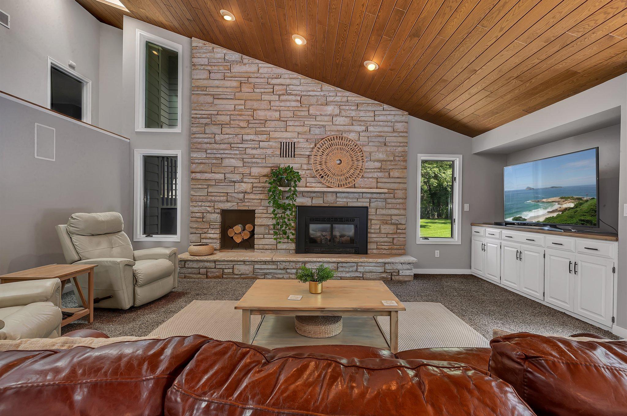 825 Meadowlawn Court