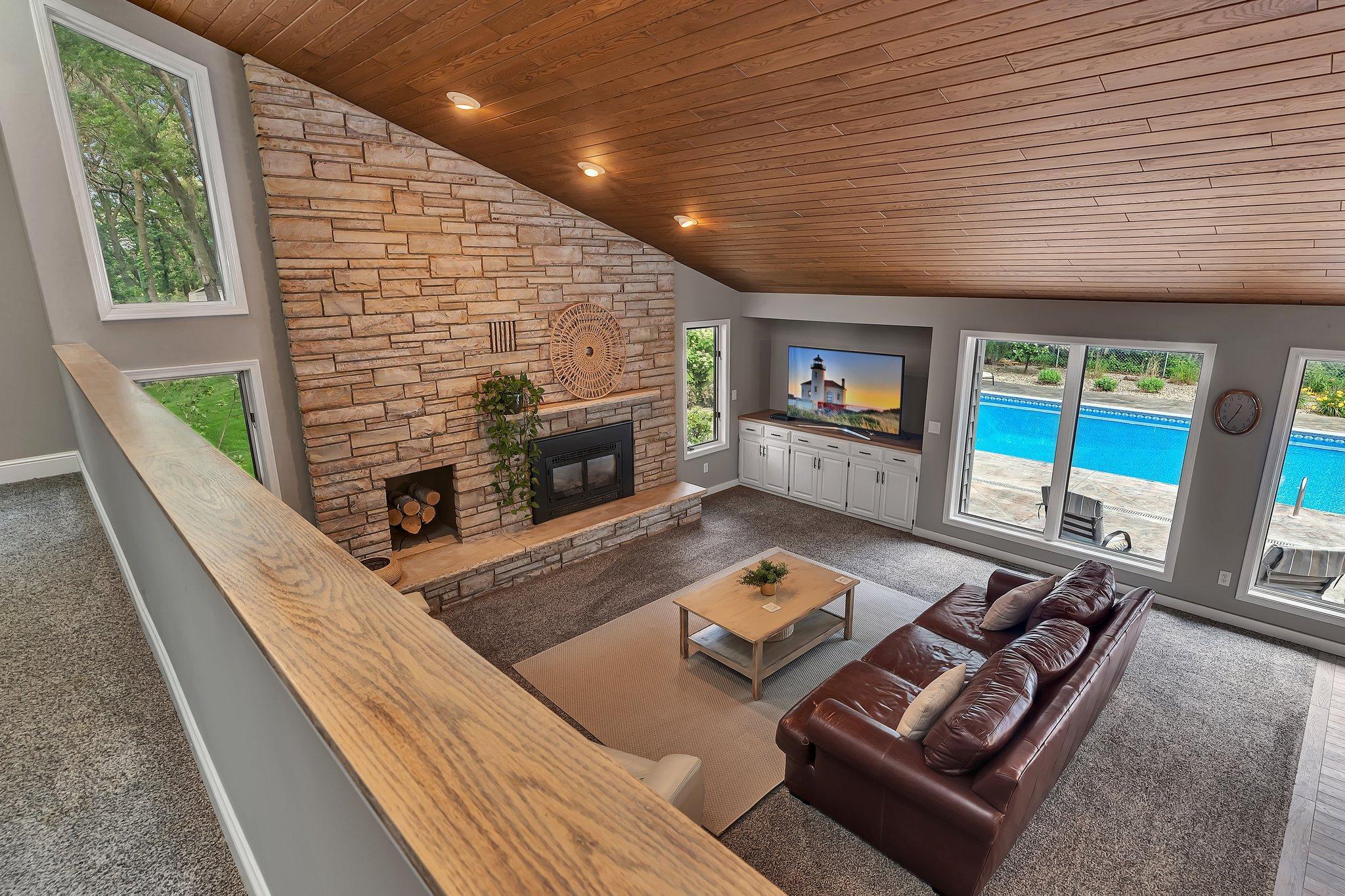825 Meadowlawn Court