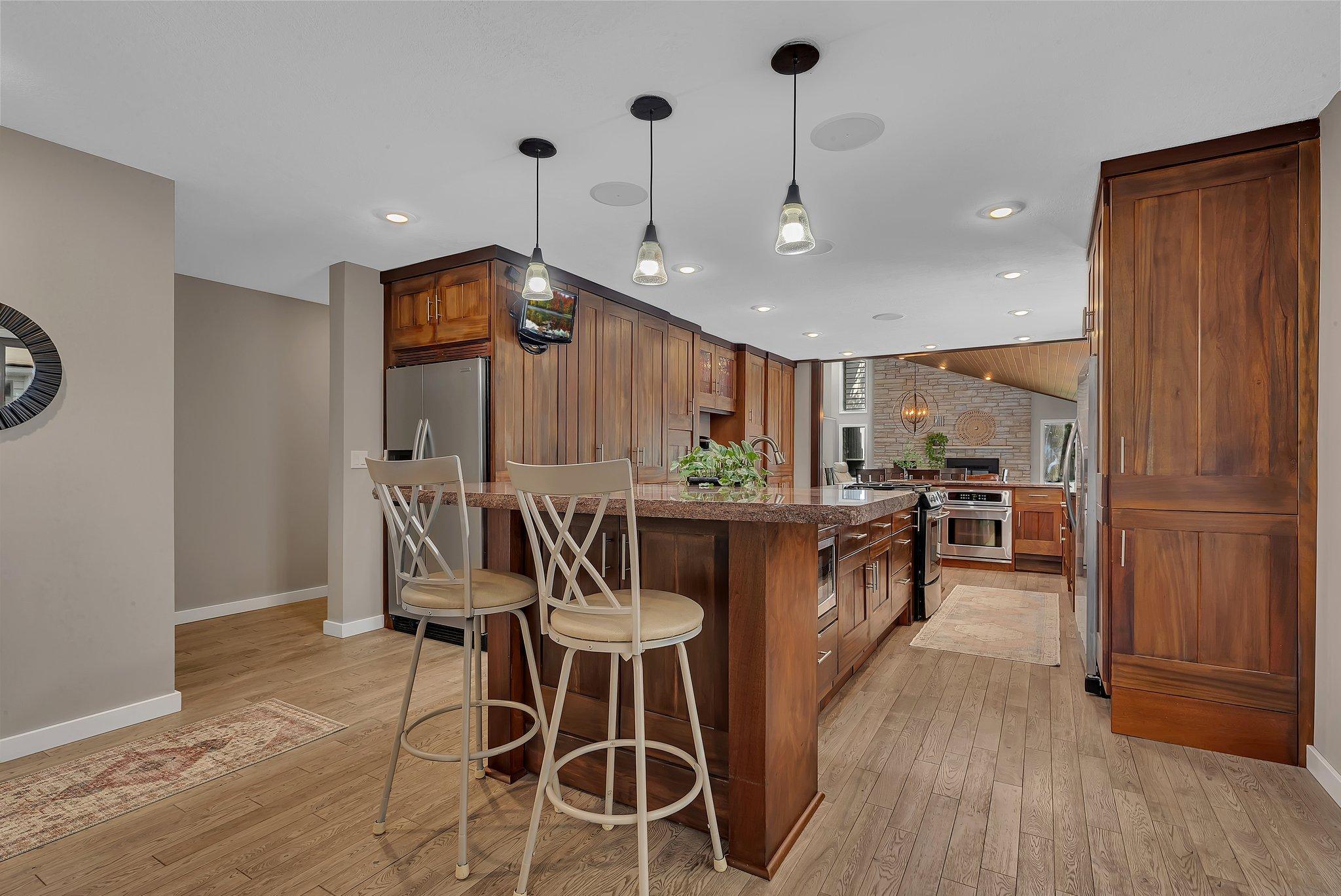 825 Meadowlawn Court