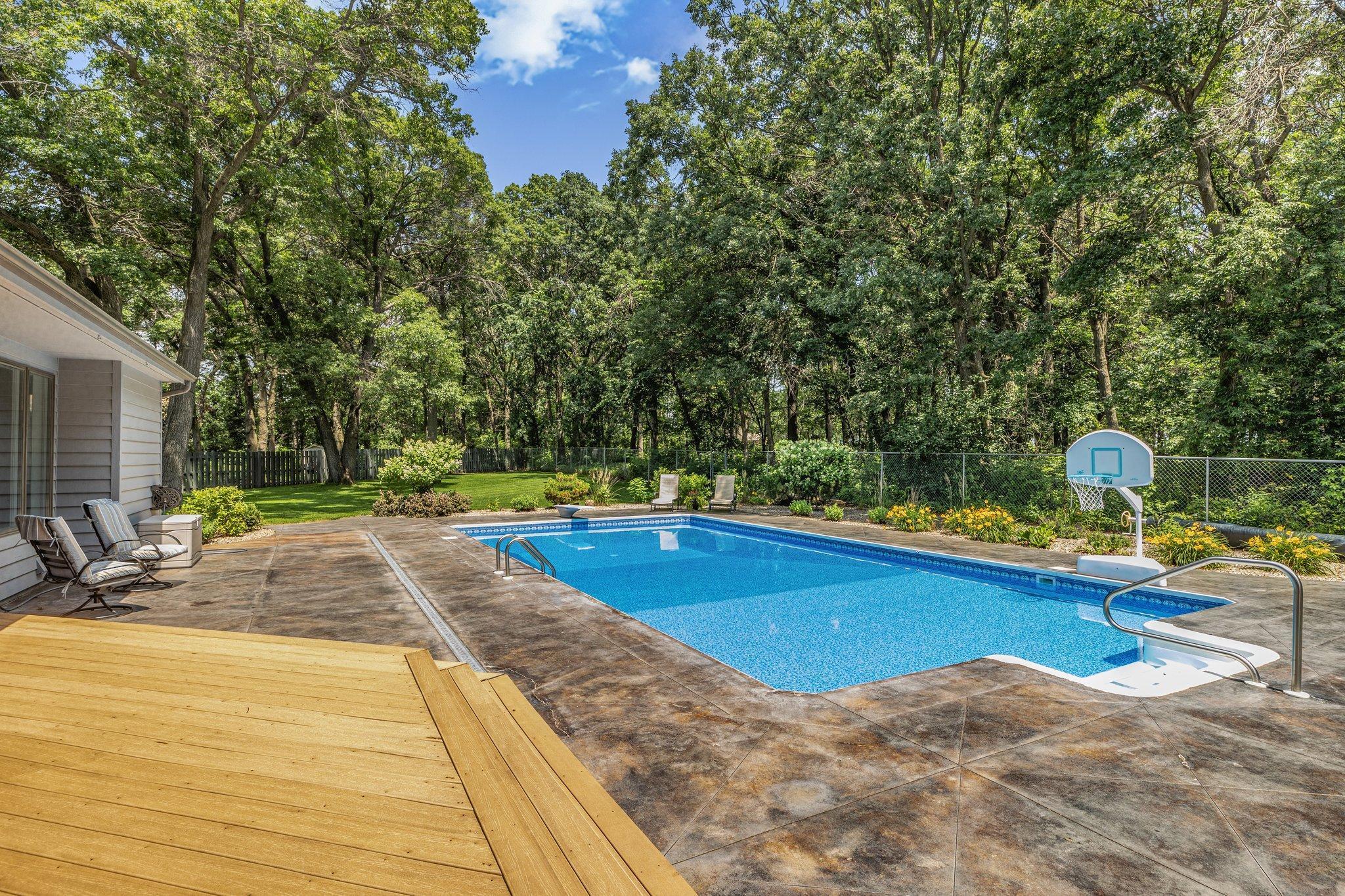 825 Meadowlawn Court