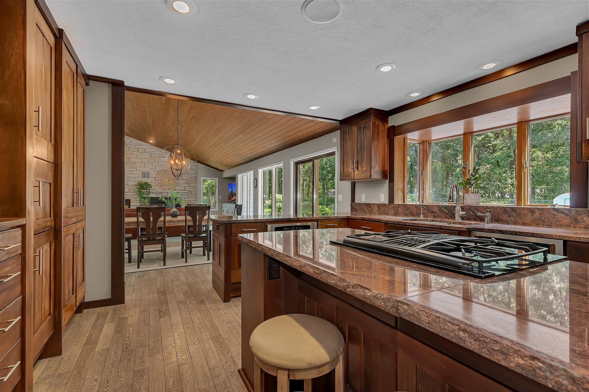 825 Meadowlawn Court