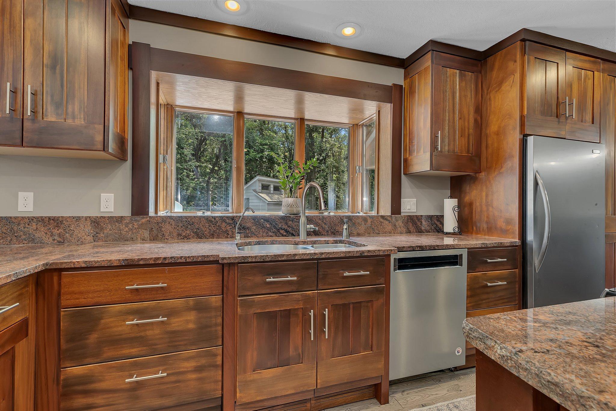 825 Meadowlawn Court