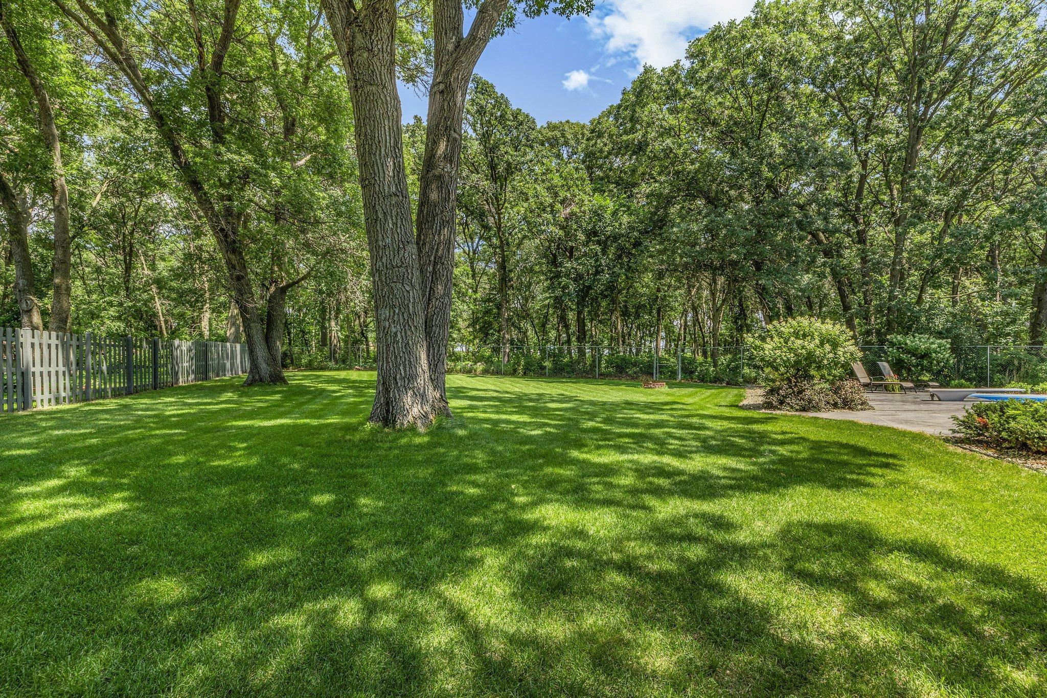 825 Meadowlawn Court