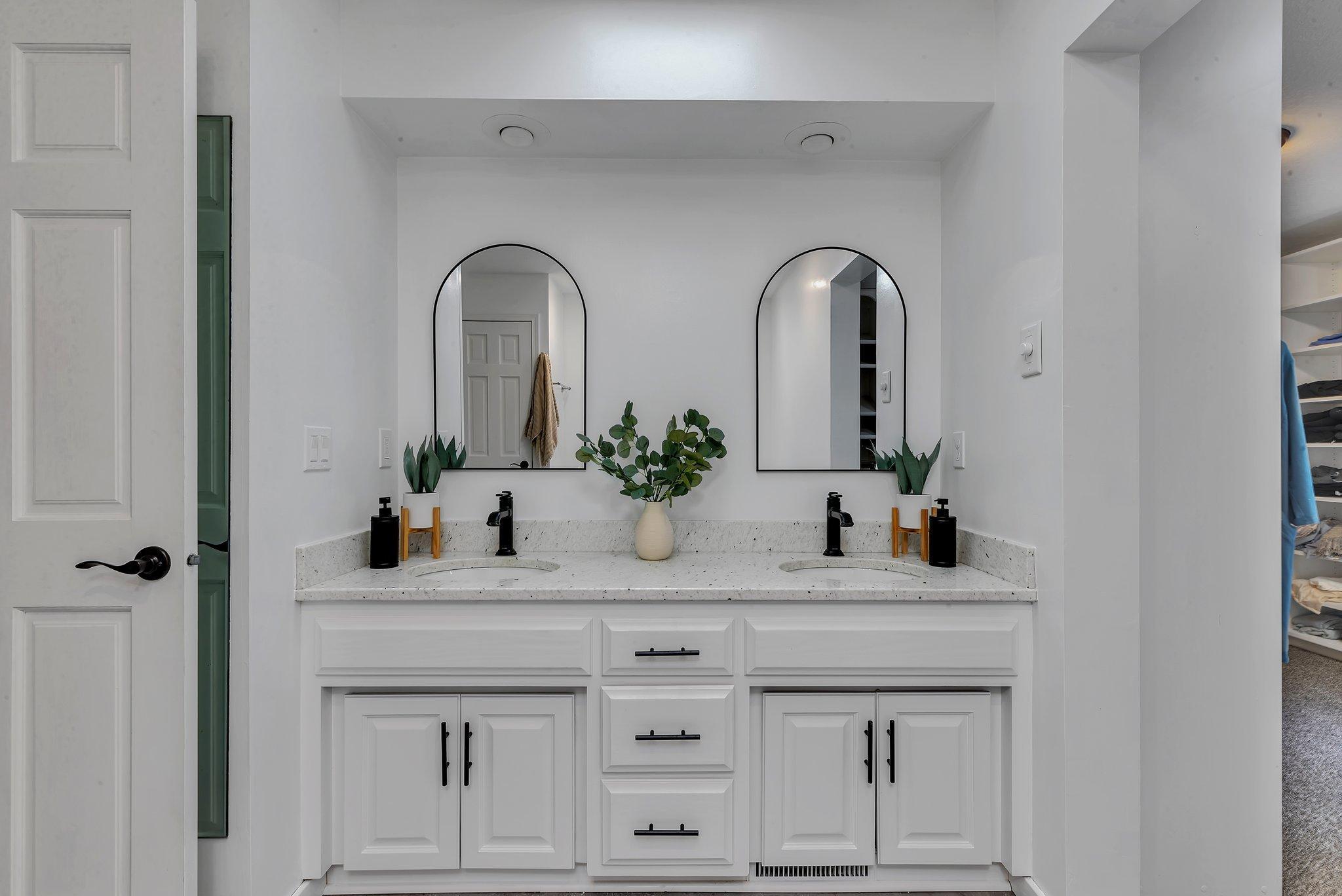825 Meadowlawn Court