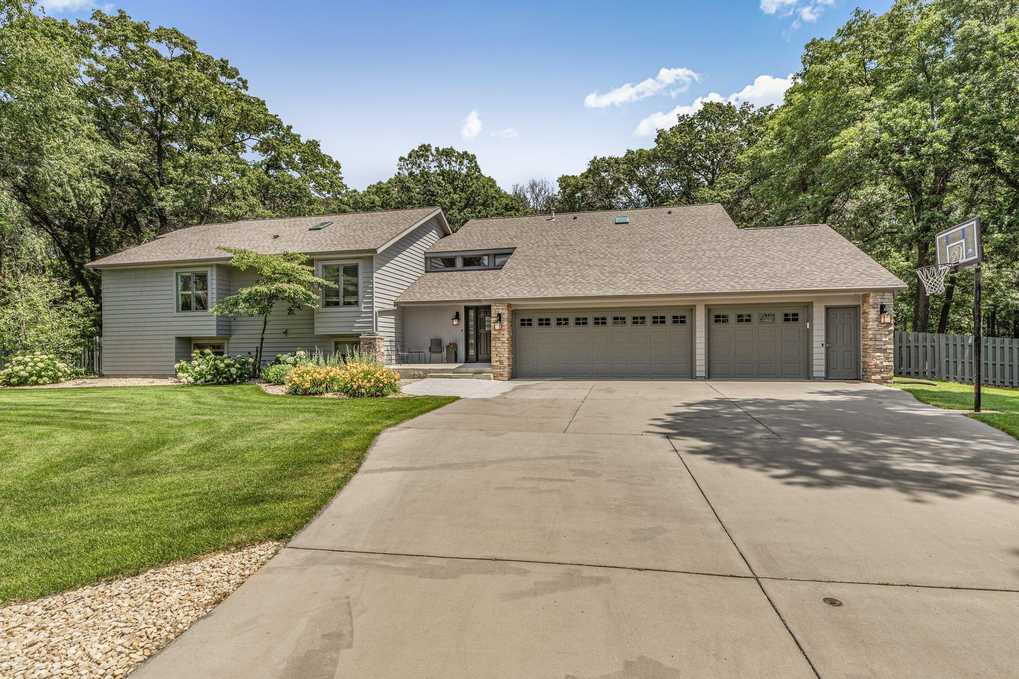 825 Meadowlawn Court