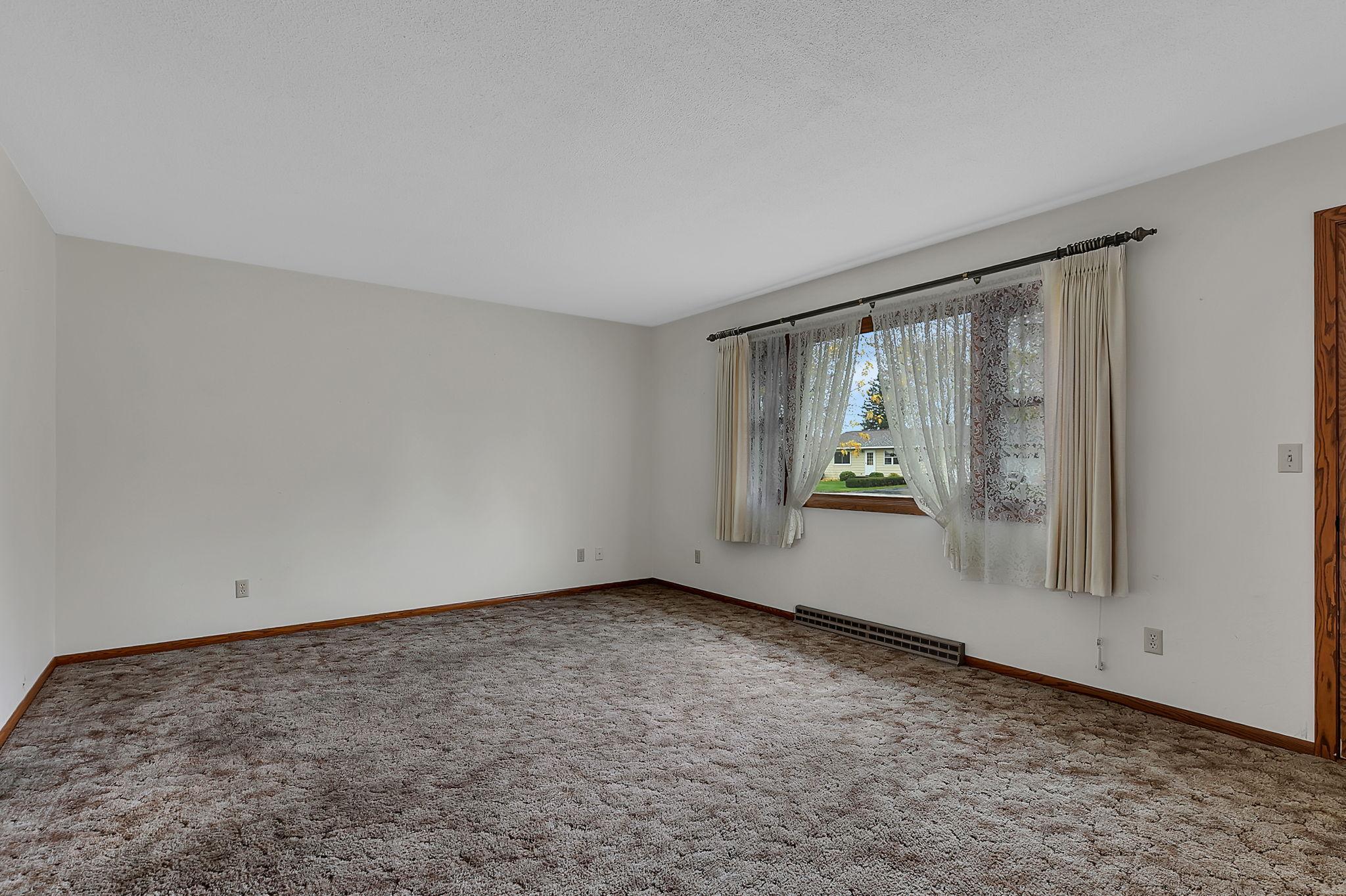 464 Main Street E