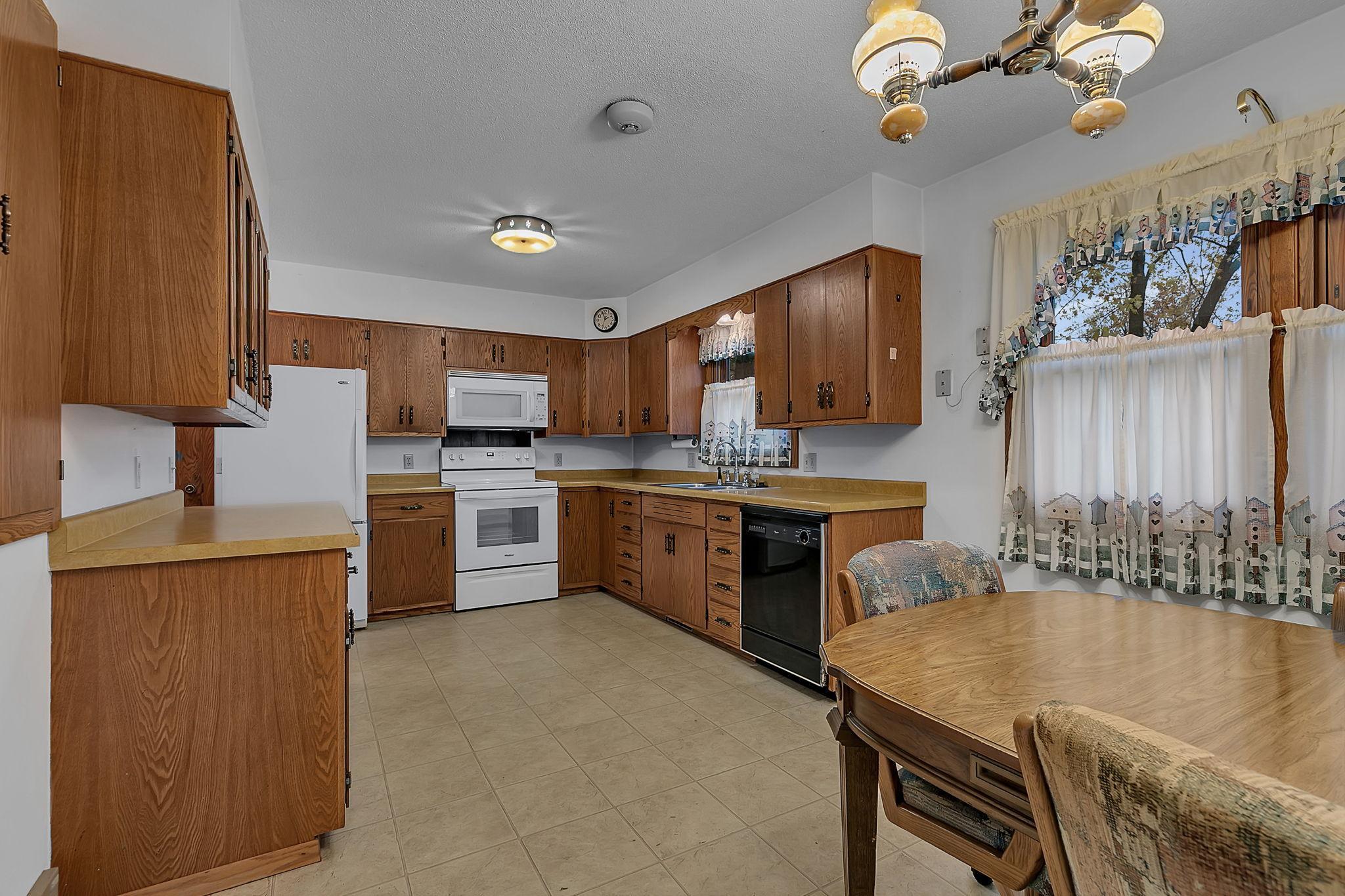 464 Main Street E