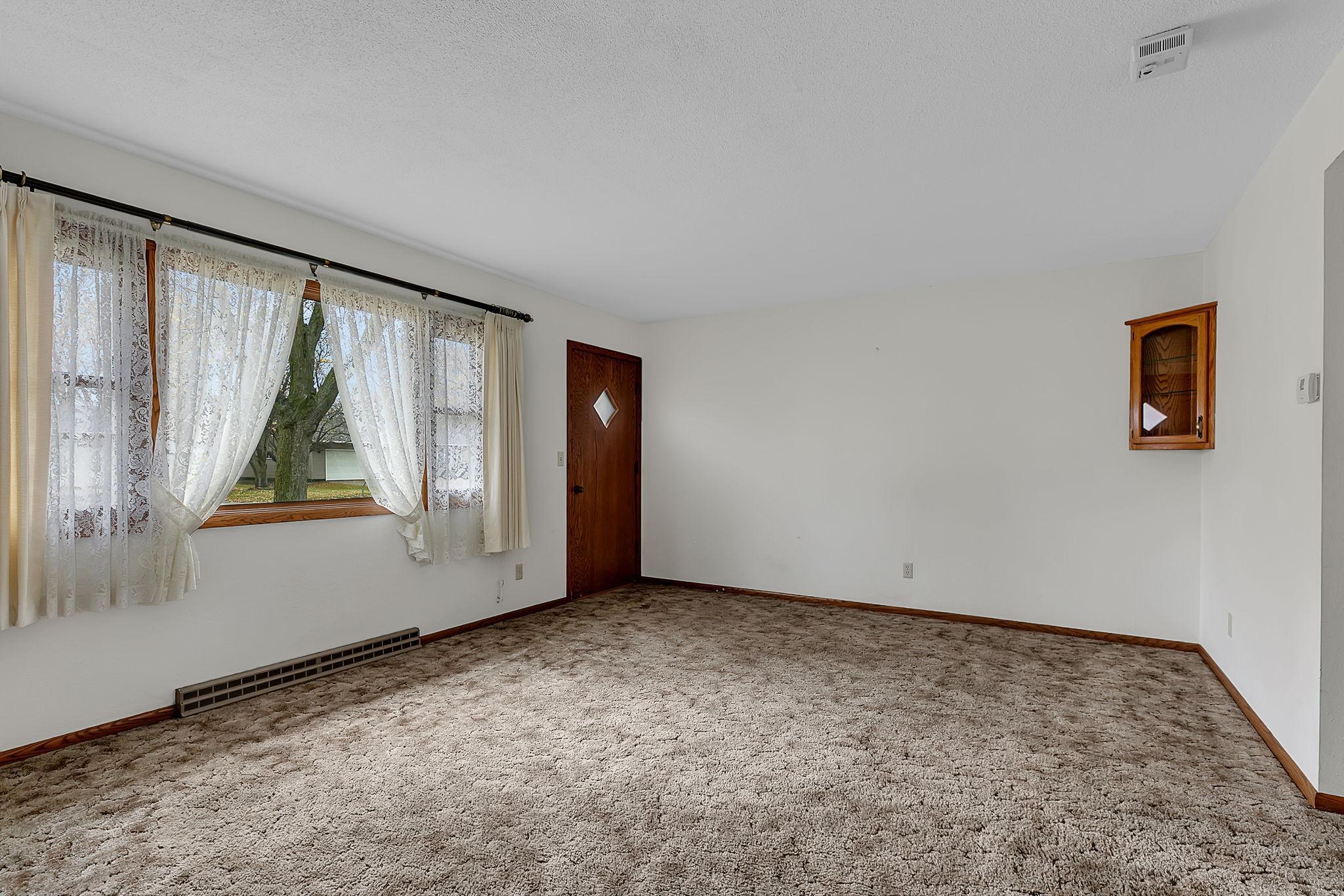 464 Main Street E