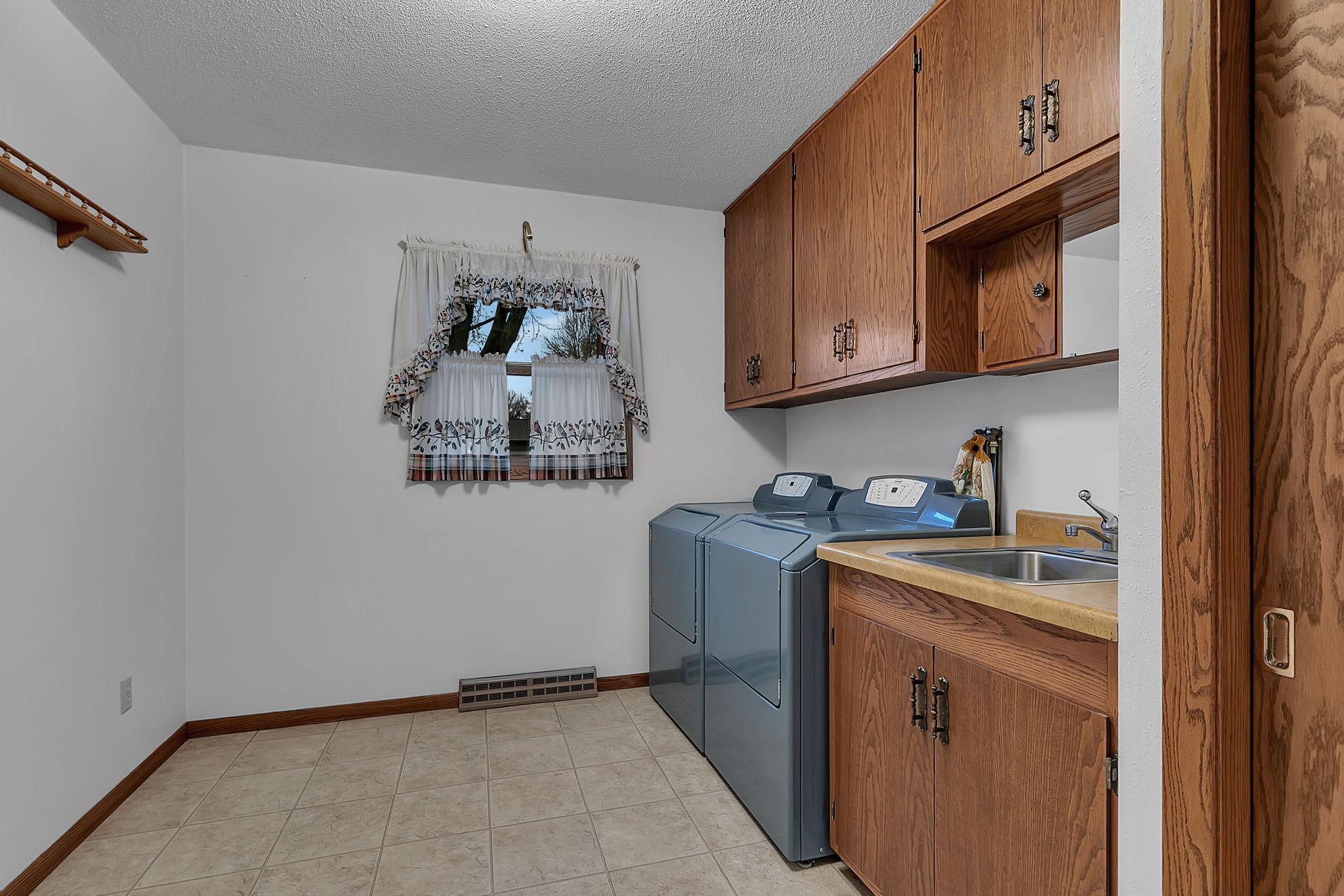 464 Main Street E