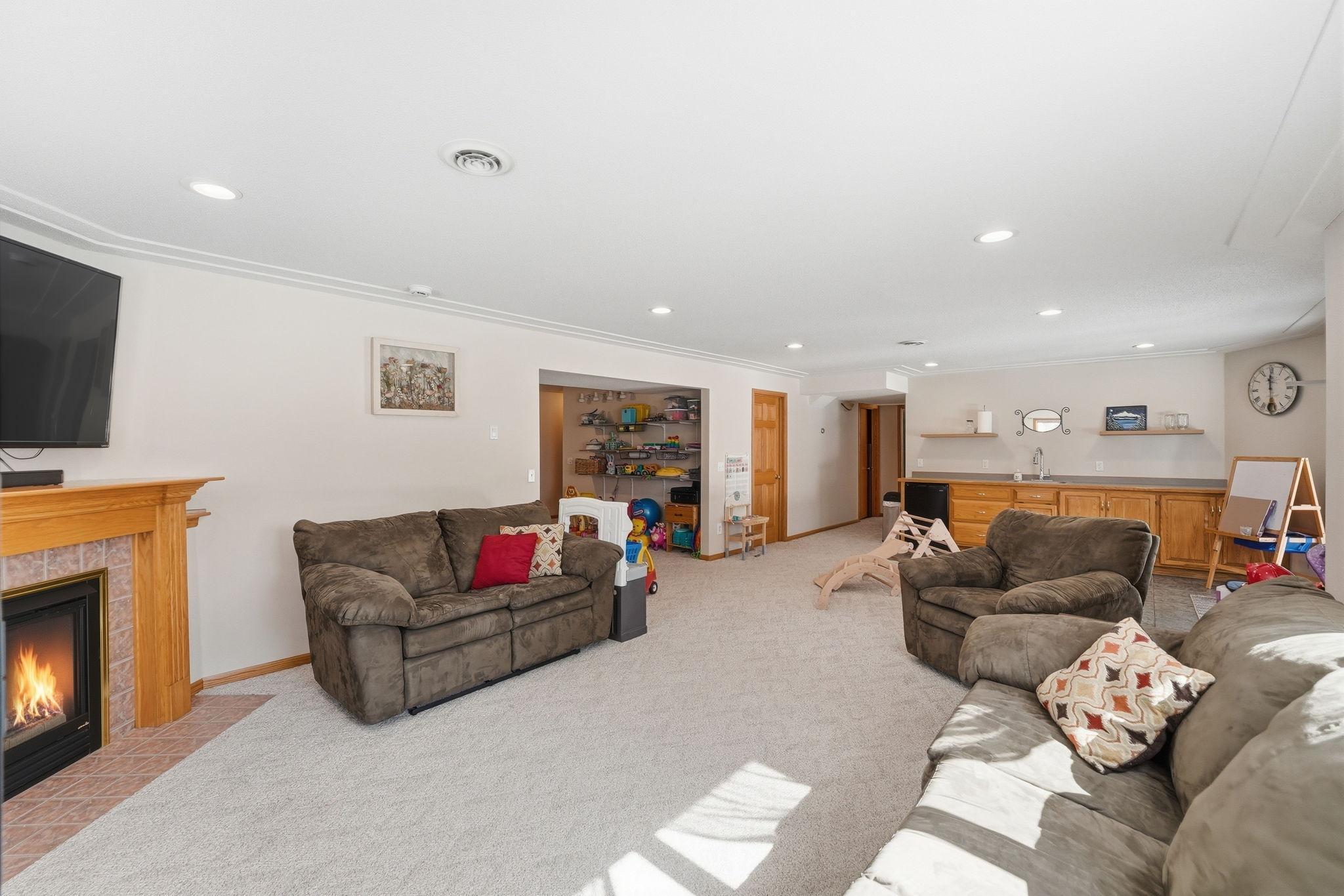320 1st Avenue W