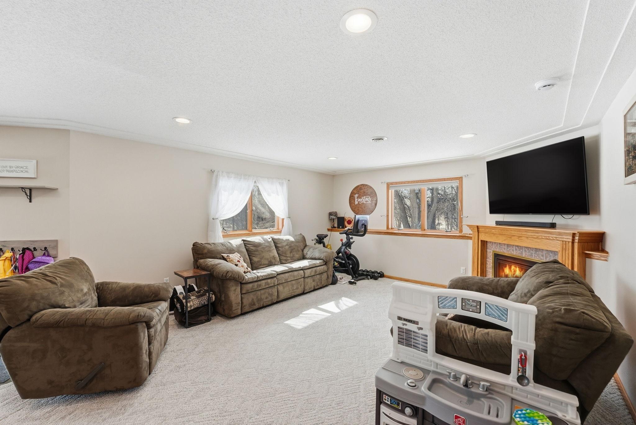 320 1st Avenue W