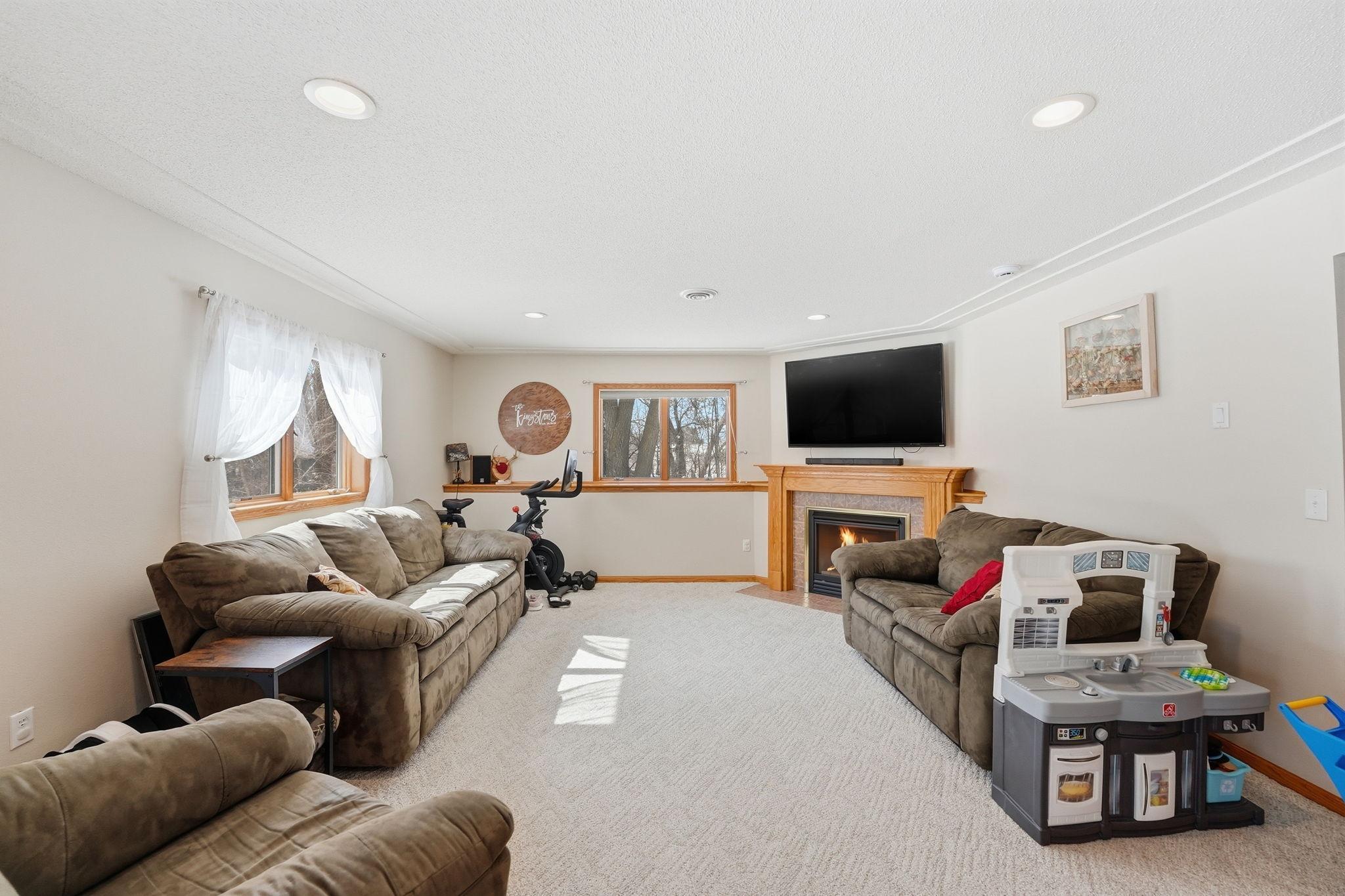 320 1st Avenue W