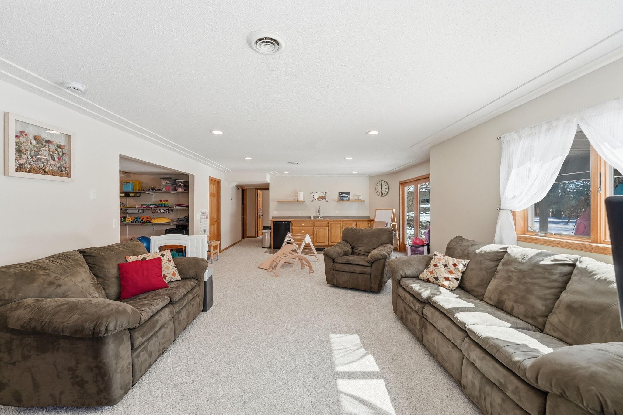 320 1st Avenue W