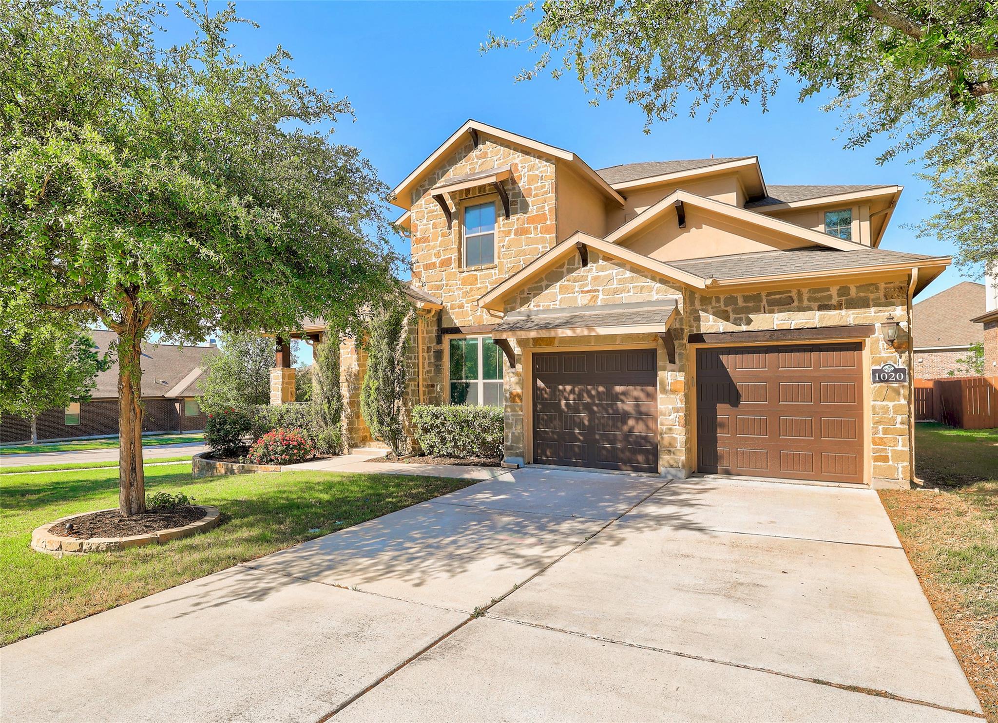 1020 Winding Way DR