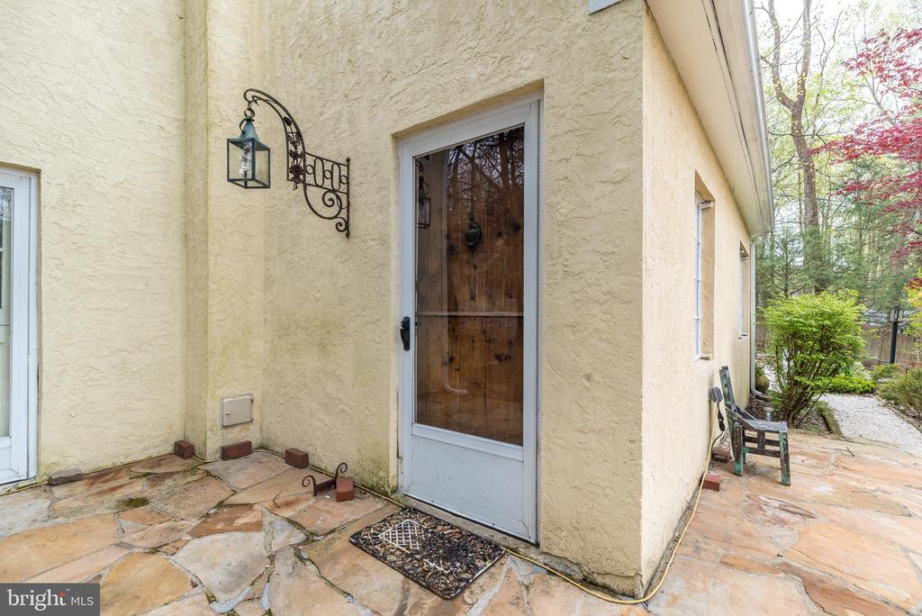 6124 CARVERSVILLE ROAD