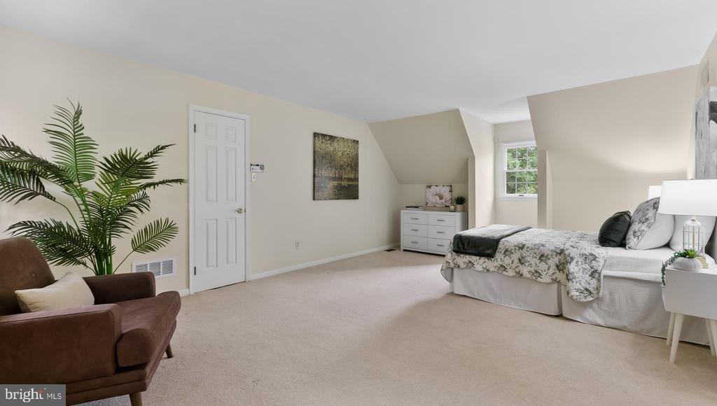 5725 COTTAGEVILLE LANE