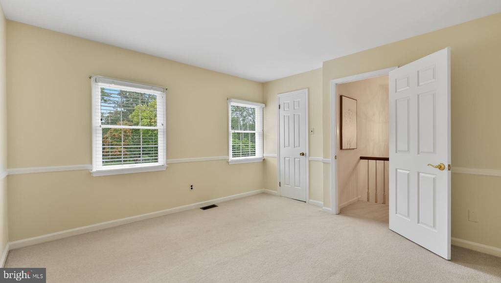 5725 COTTAGEVILLE LANE