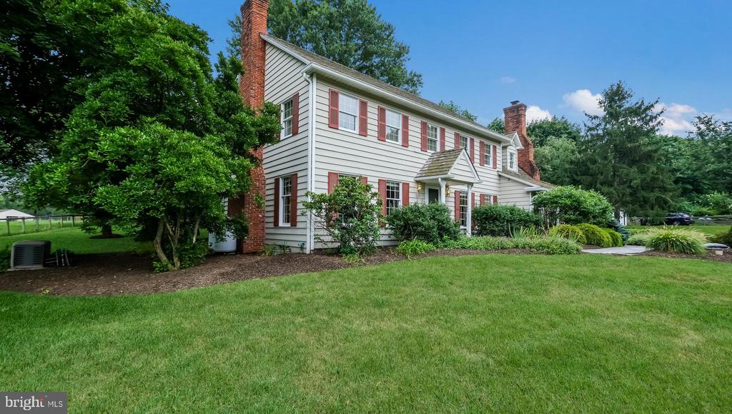 5725 COTTAGEVILLE LANE