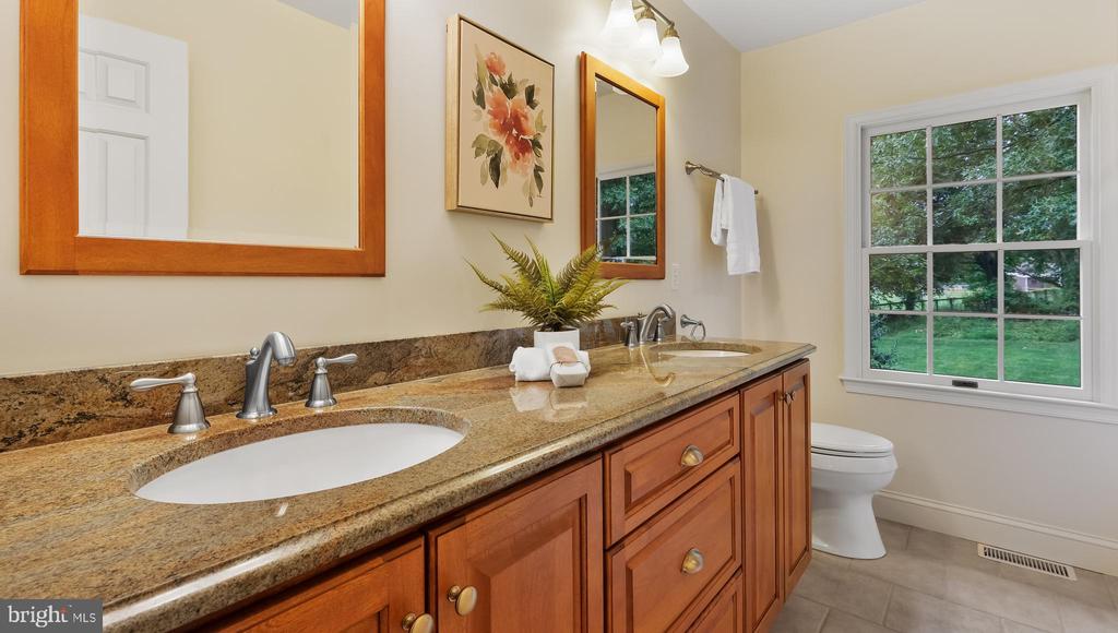 5725 COTTAGEVILLE LANE