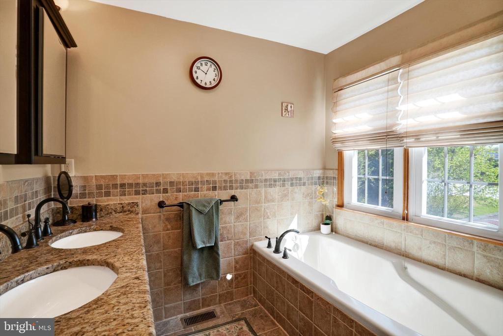 2125 ROBIN DRIVE