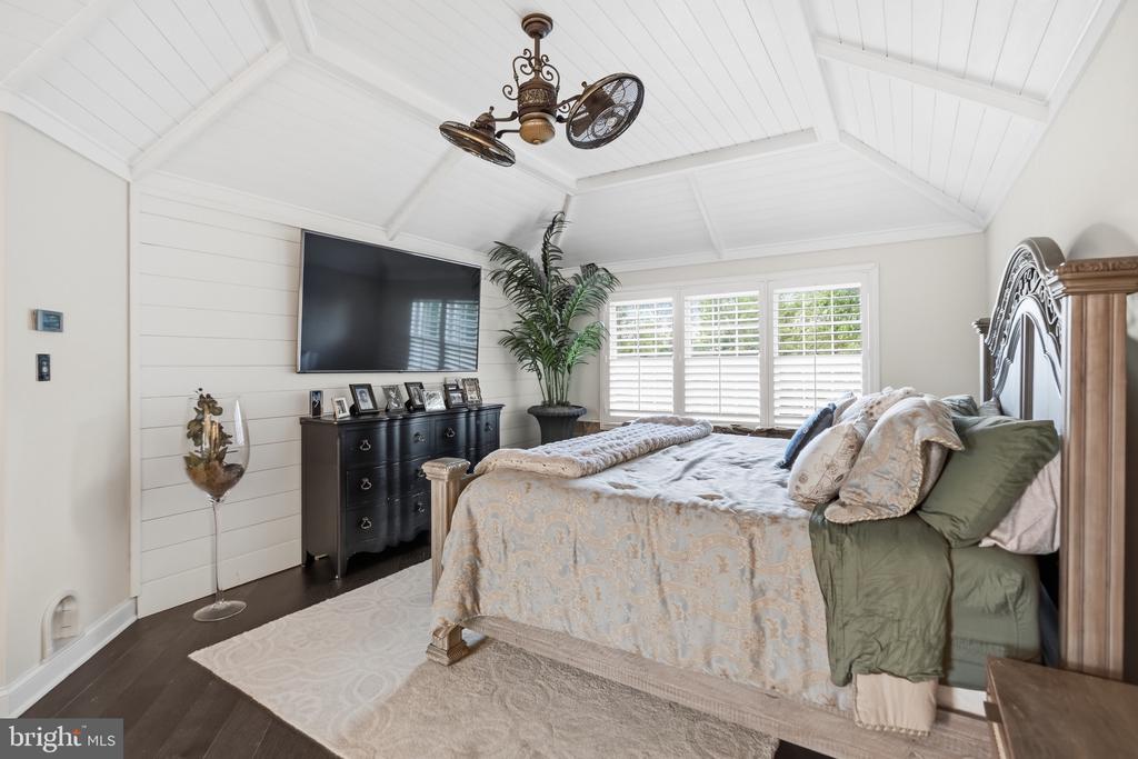 2310 SANDHURST DRIVE