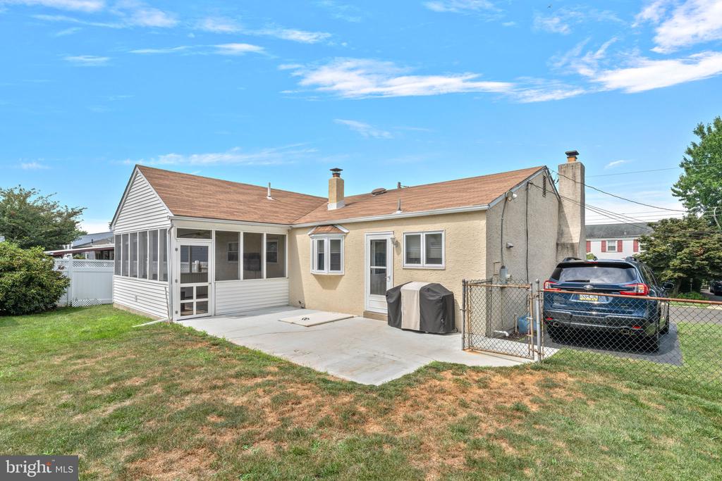 2956 CARNATION AVENUE