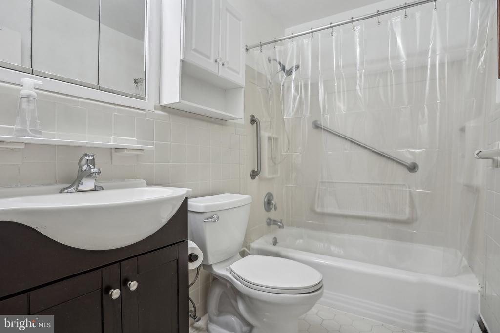 383 LAKESIDE ROAD 101