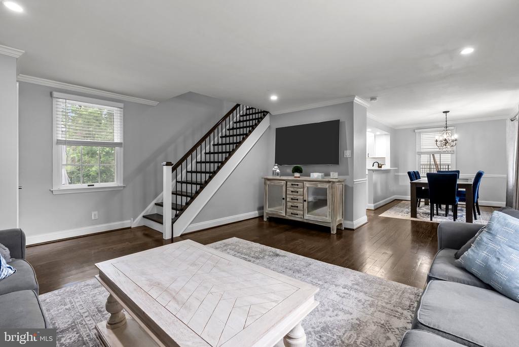 605 LAKEVUE DRIVE
