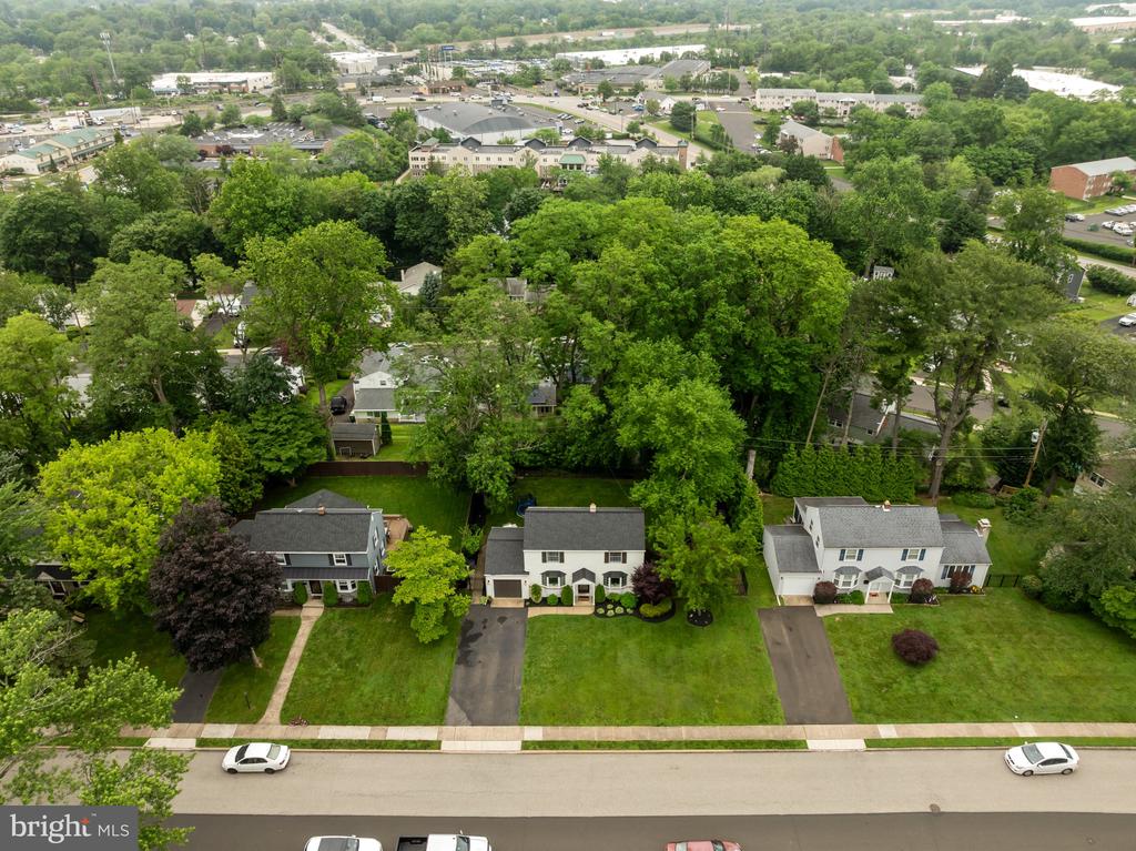 605 LAKEVUE DRIVE