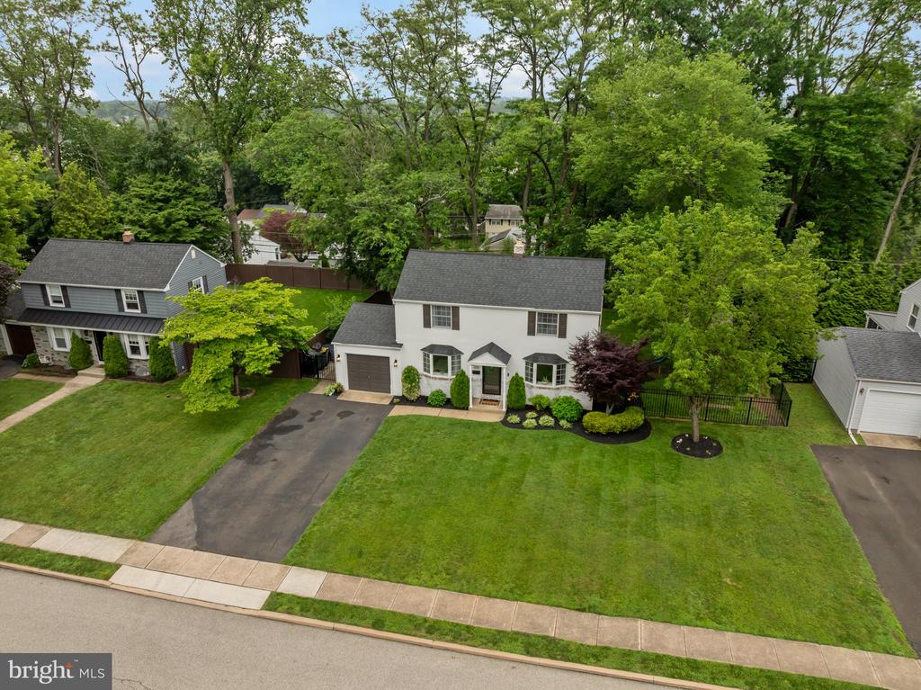 605 LAKEVUE DRIVE