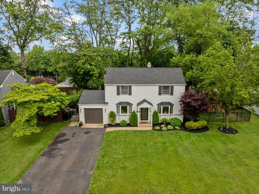 605 LAKEVUE DRIVE